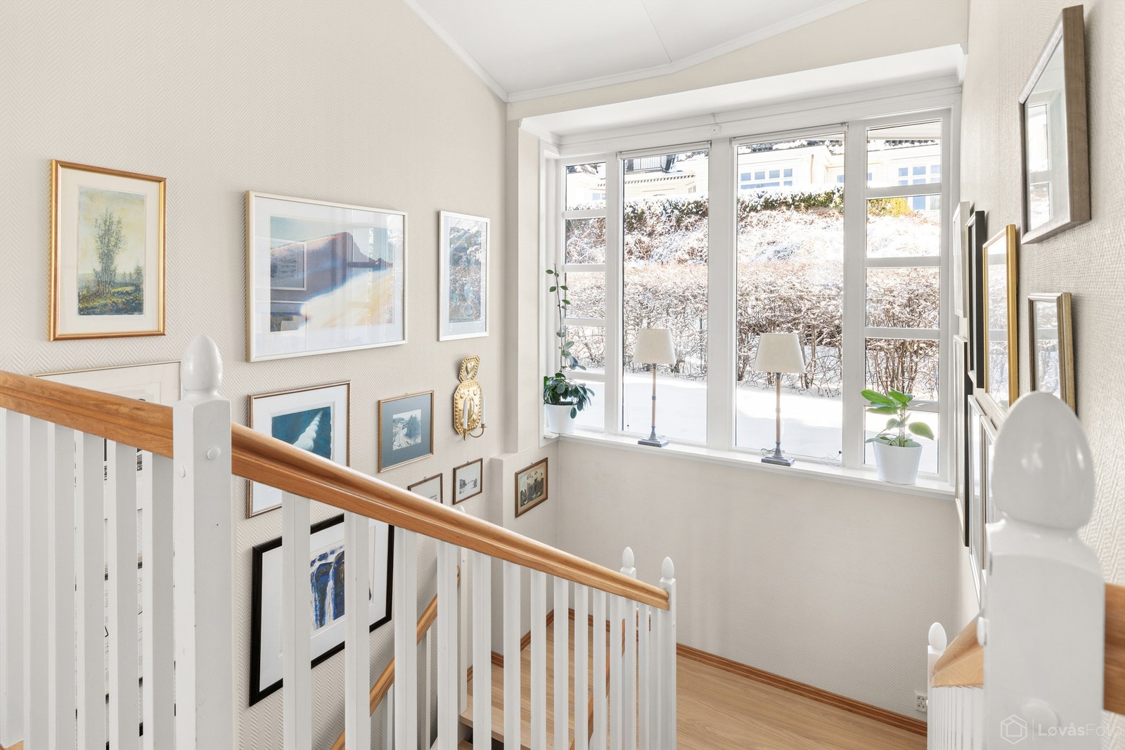 Store vinduer i trappeløpet gir godt med naturlig lys Galleribilde