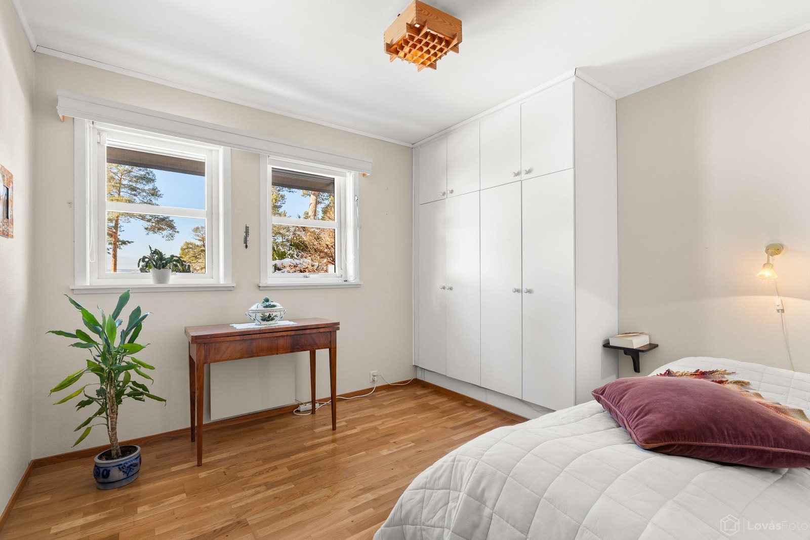 Boligen har totalt fire soverom, hvorav tre er i underetasjen Galleribilde