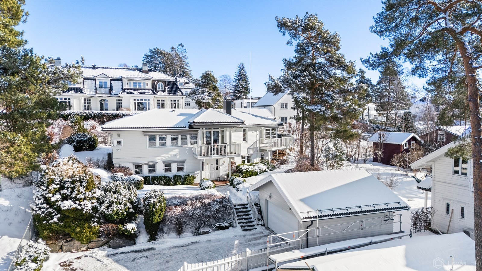 Eiendommen ligger tilbaketrukket i andre husrekke fra vei. Dobbelgarasje på 35 kvm Galleribilde