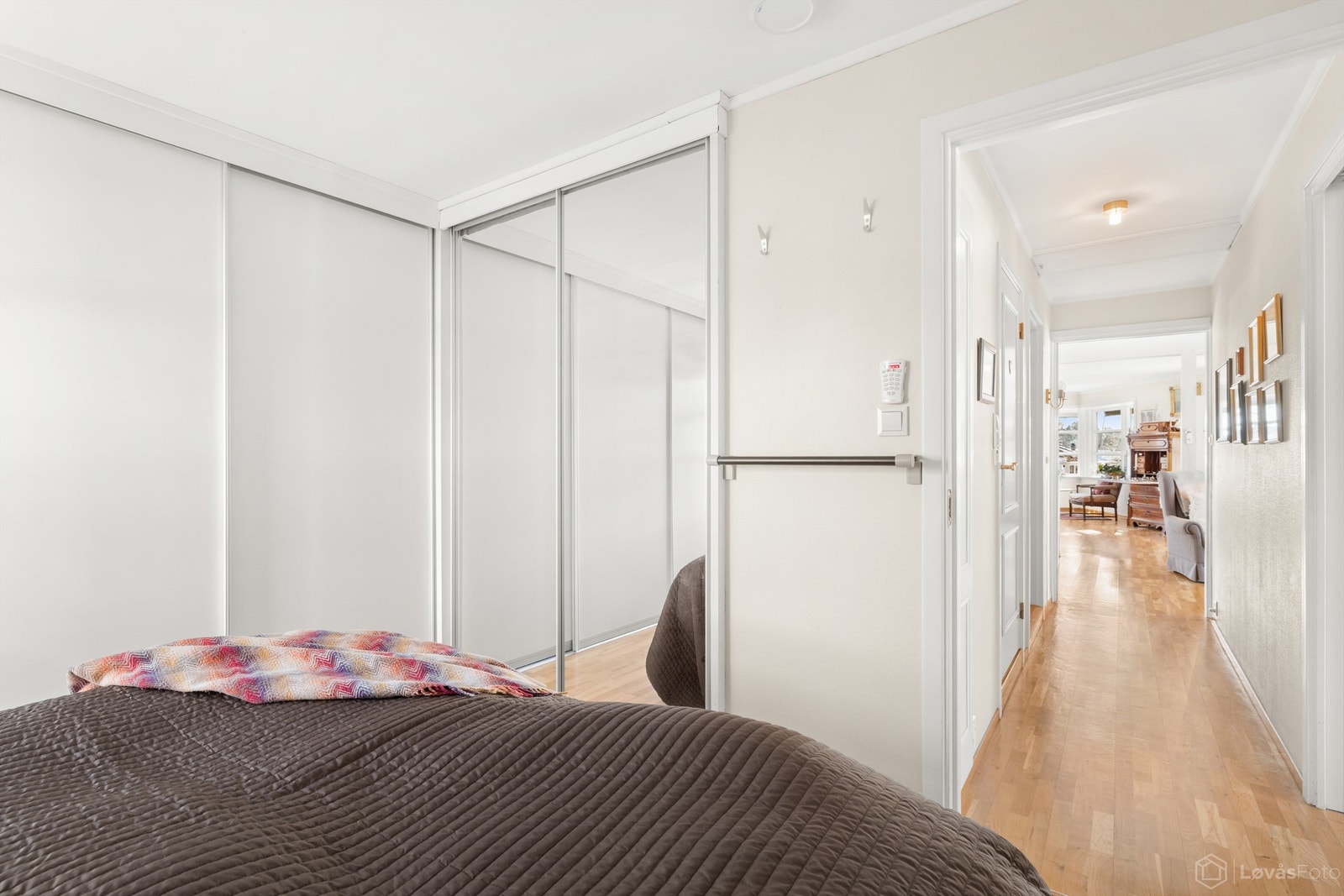 Hovedsoverommet har adkomst fra gangen og har enkel adkomst til badet Galleribilde