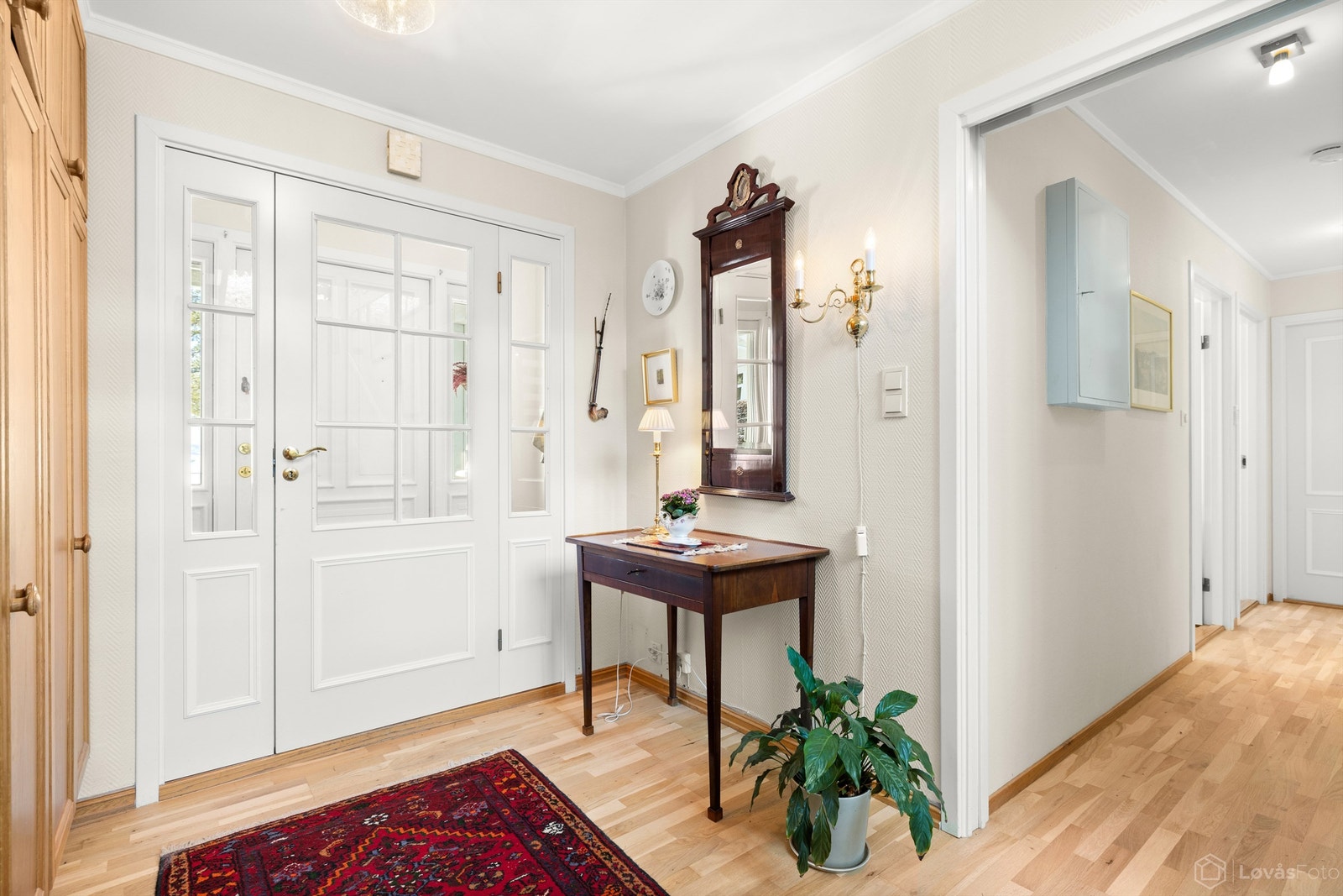 Hall med glassdør til vindfanget. Gulvflise med varmekabler i vindfanget Galleribilde