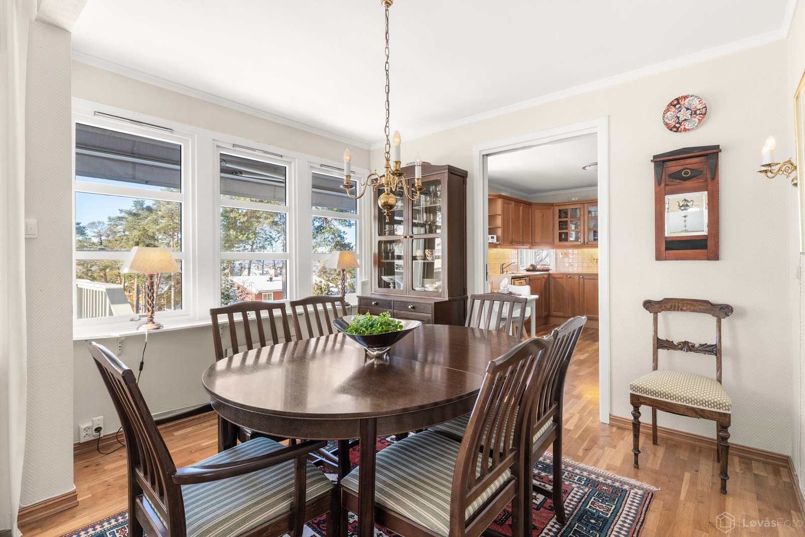 Spisestuen ligger i praktisk tilknytning til kjøkkenet, med skyvedør mellom rommene Galleribilde