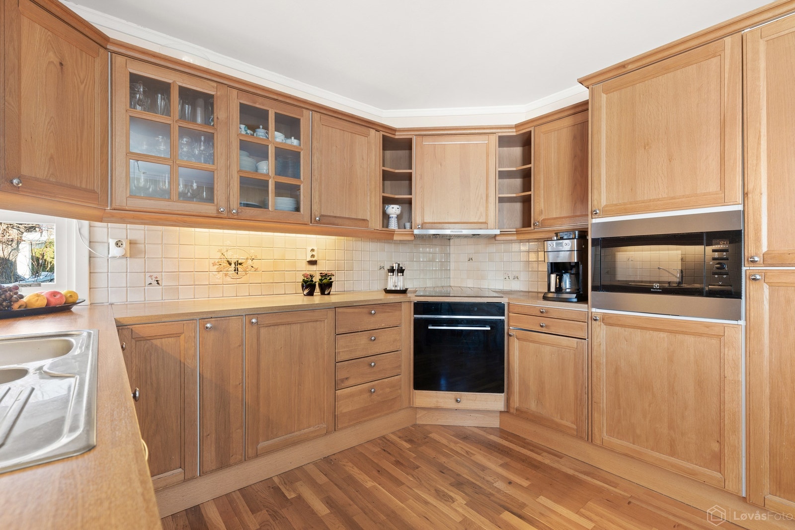 Integrert induksjonstopp, stekeovn, mikrobølgeovn, oppvaskmaskin og kjøleskap med fryser Galleribilde