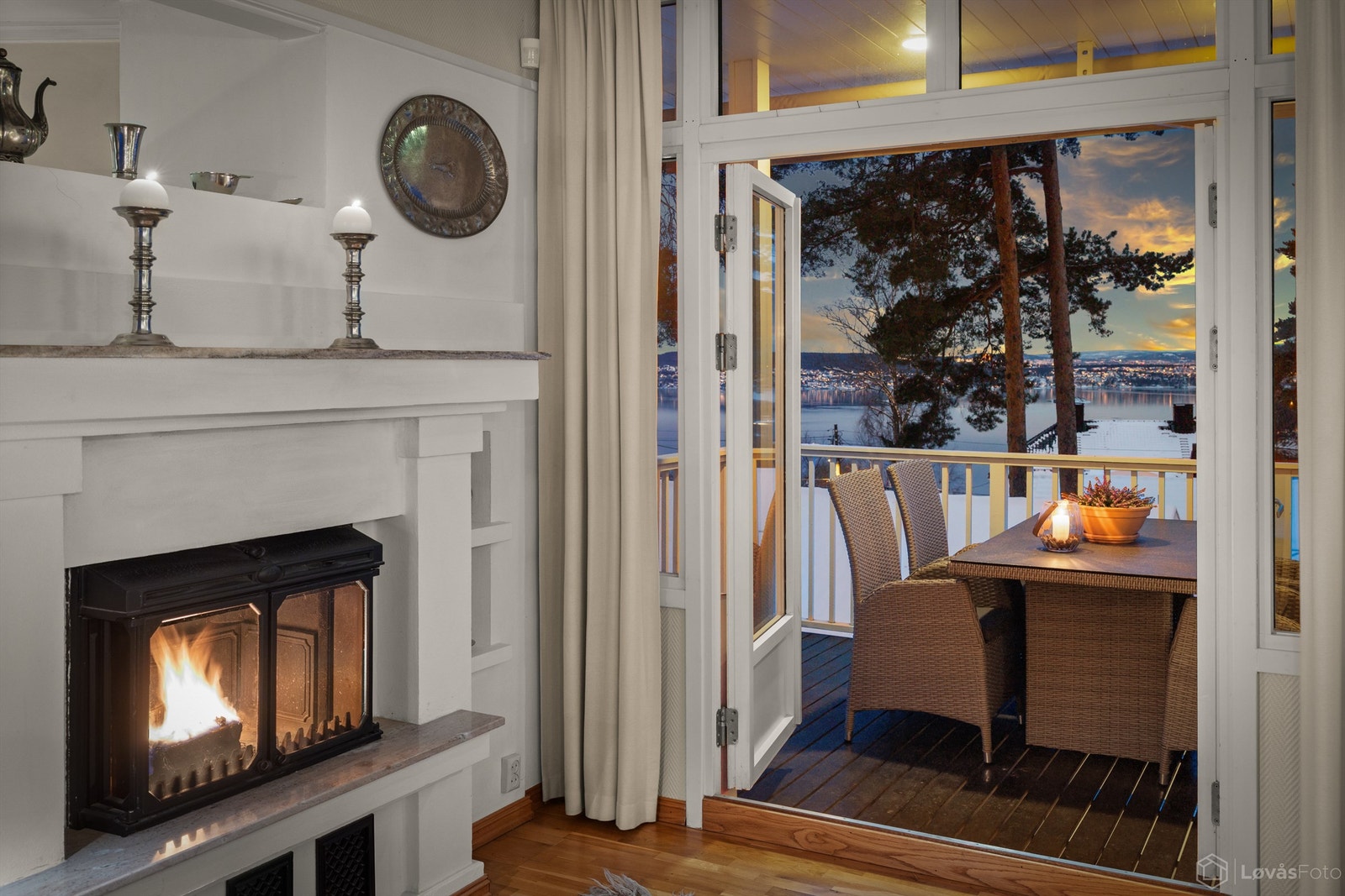 Fra spisestuen er det utgang til vestvendt og overbygget veranda på 9 kvm med flott fjordutsikt Galleribilde