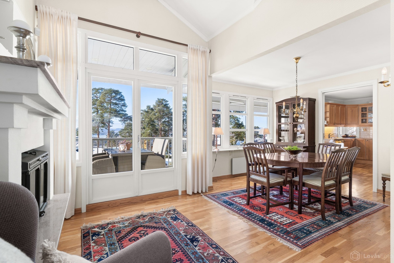 En lys og flott spisestue med parkett på gulvet og stedvis ekstra stor takhøyde, samt store vindusflater mot vest med flott utsikt Galleribilde