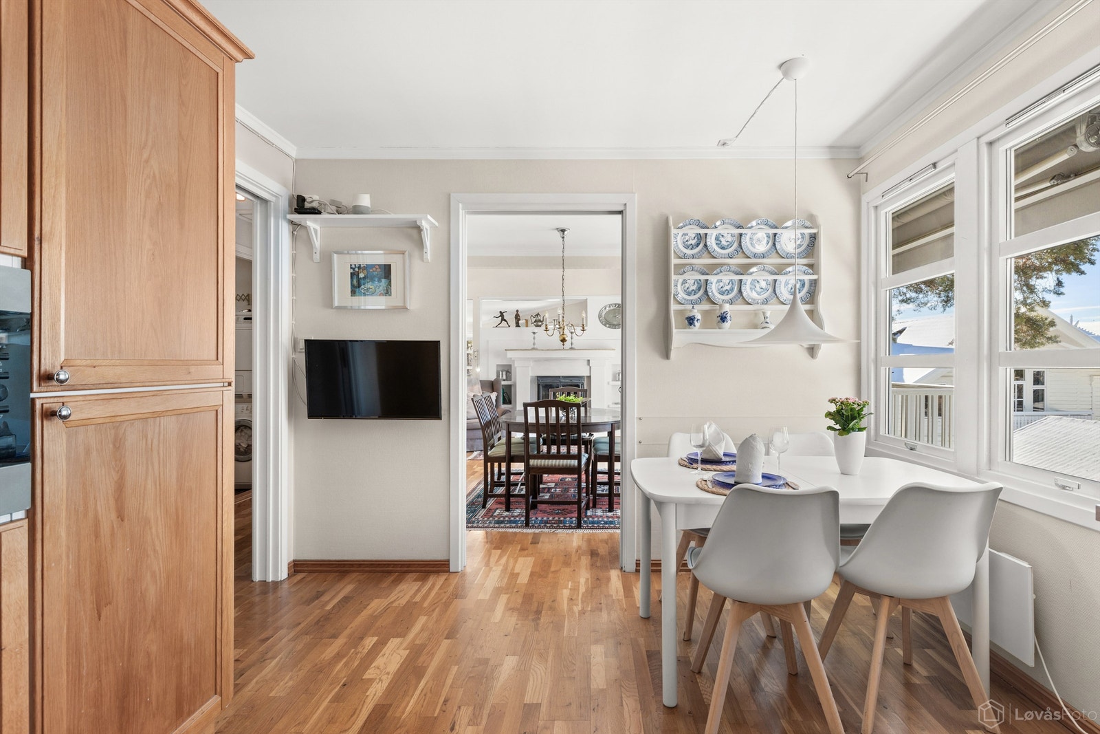 Kjøkkenet har praktisk adkomst fra både spisestue og gang. God plass til spisebord Galleribilde