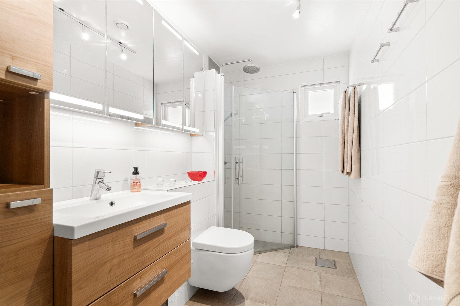 Badet ble pusset opp i 2012. Dusjhjørne med regnfallsdusj Galleribilde