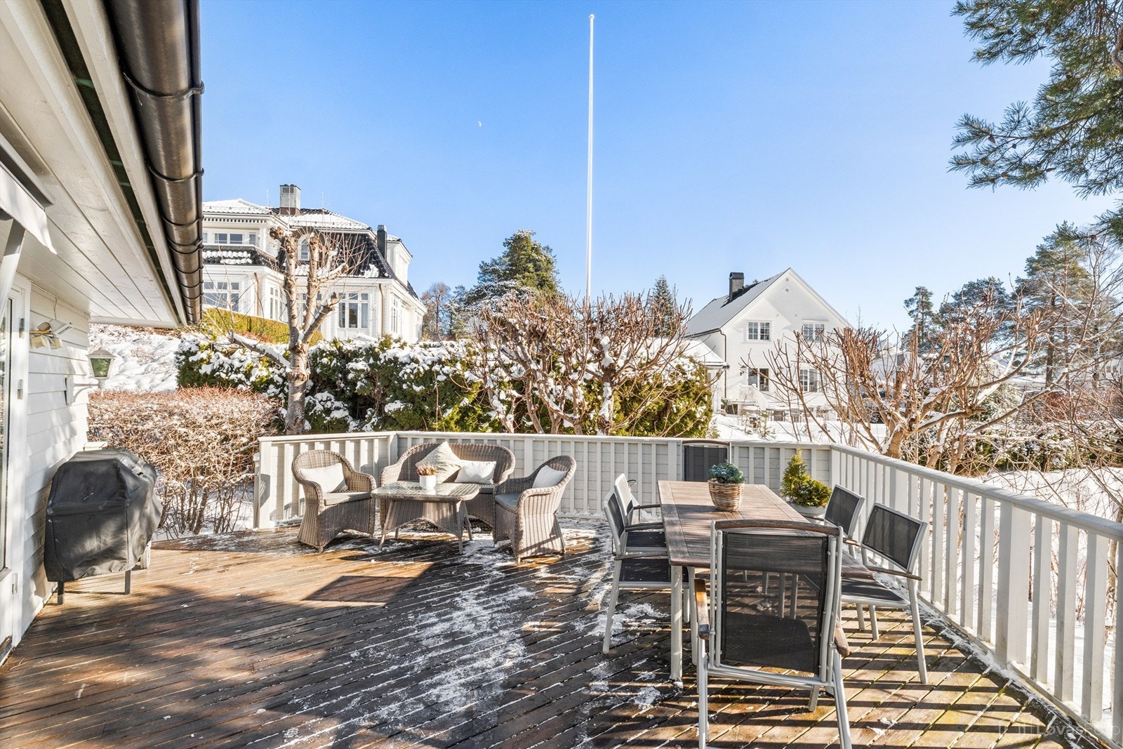 Adkomst fra terrassen til bakhagen. Sommerstid er terrassen usjenert Galleribilde