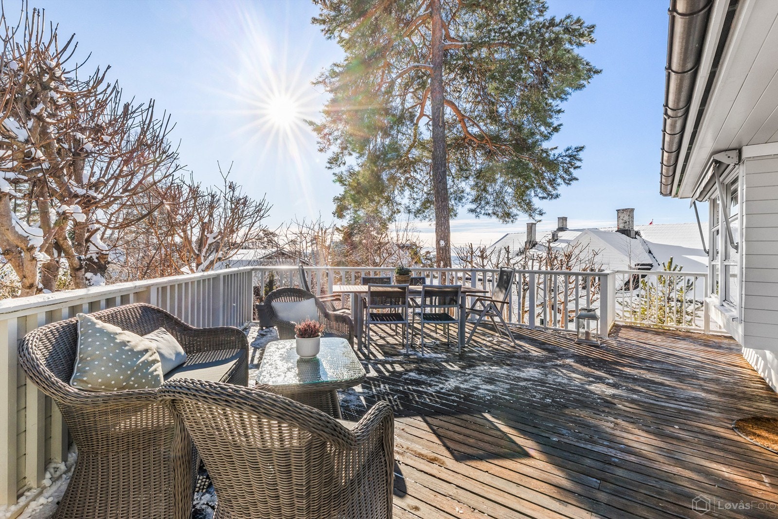 Terrassen er på 32 kvm og har god plass til både sofagruppe og spisebord Galleribilde