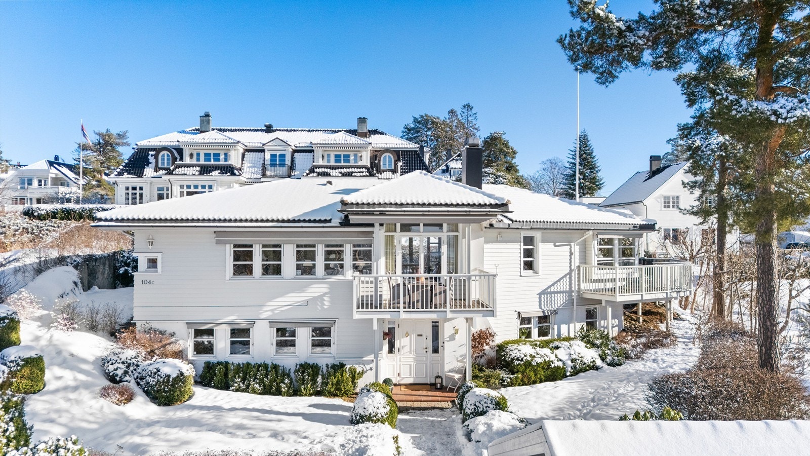 Velkommen til Solveien 104C - Solrik enebolig med flott beliggenhet | Fjordutsikt | Tilbaketrukket | Terrasser | Dobbelgarasje Galleribilde