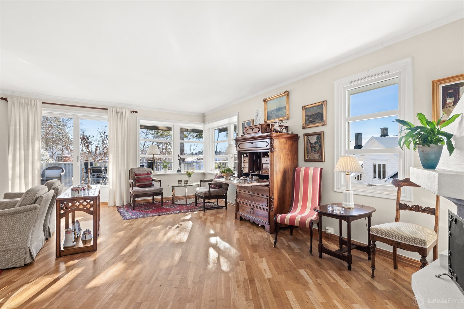 Fra stuen er det utgang til solrik terrasse på 32 kvm Galleribilde