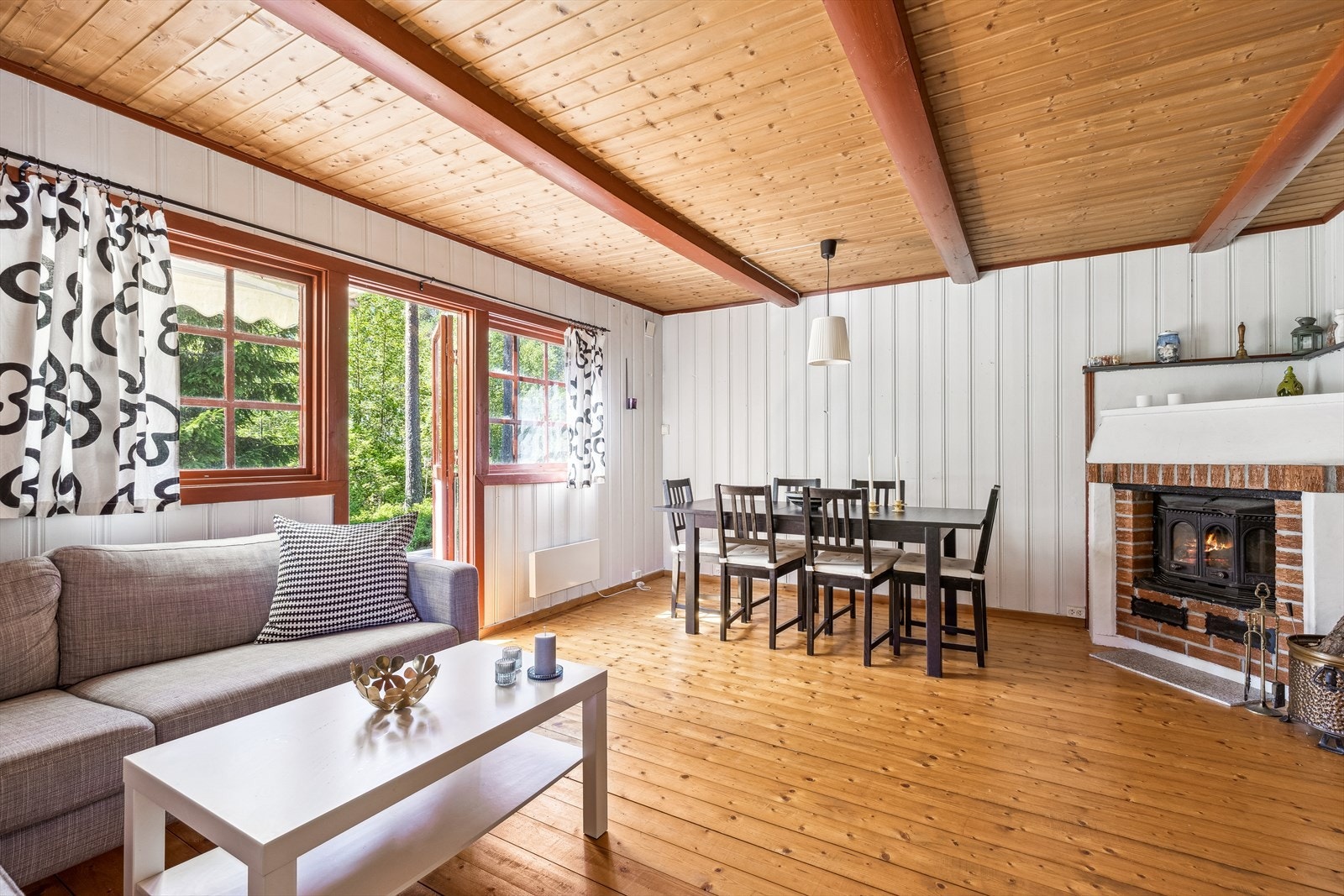 Stuen har vedovn som gir god varme og en hyggelig atmosfære Galleribilde