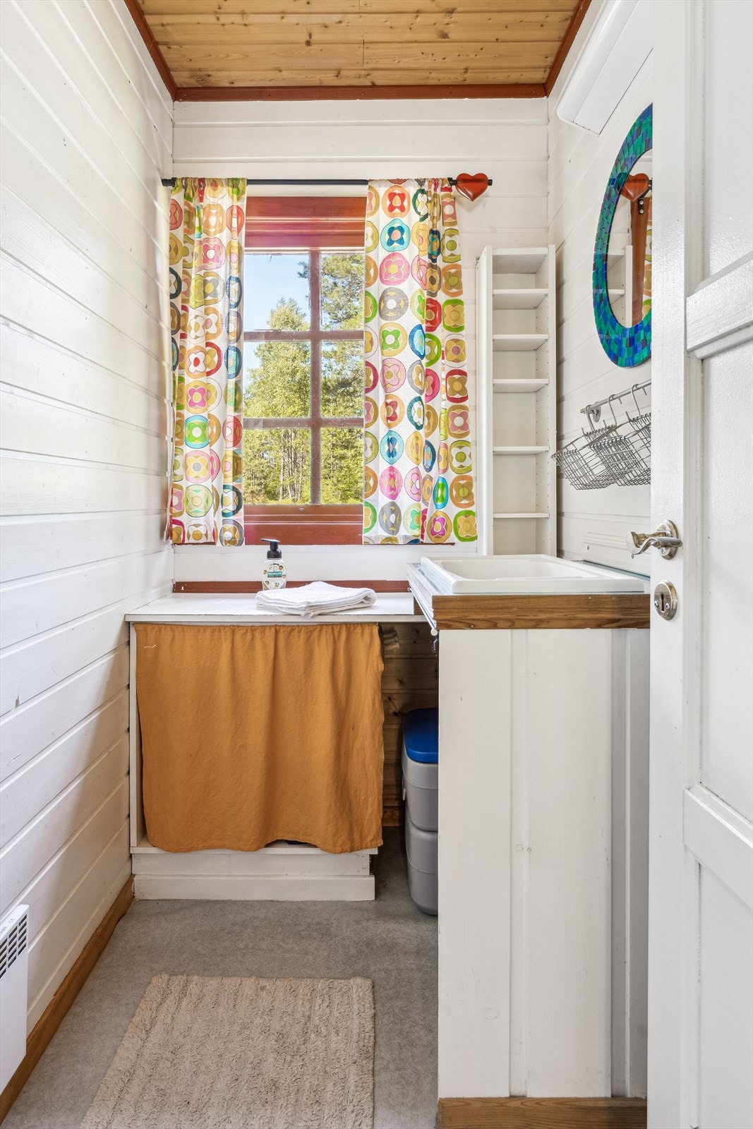 Rom med servant/utslagsvask. Det er ikke innlagt vann. Galleribilde