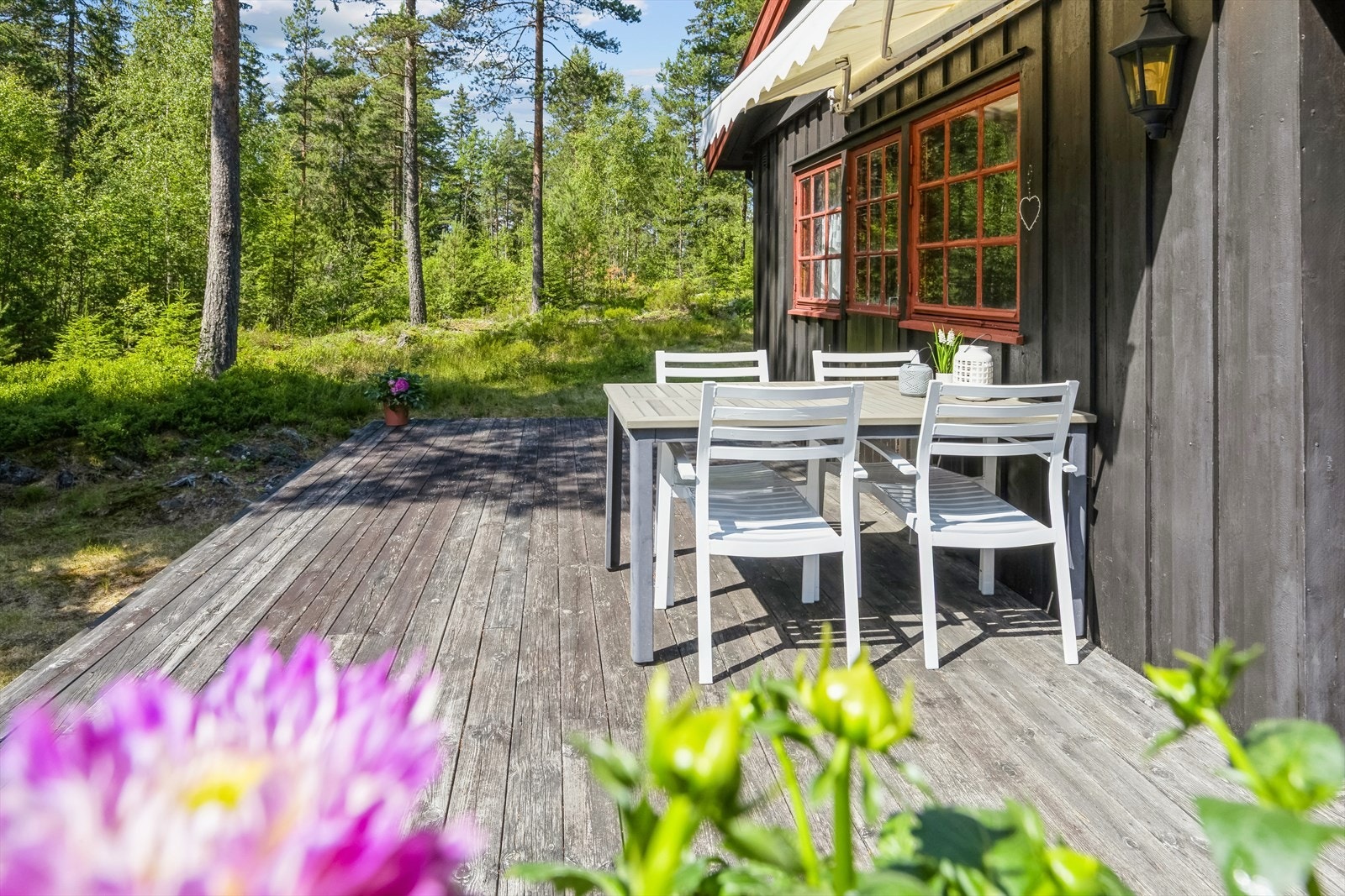 Vestvendt terrasse på hele 28 kvm gir mulighet for å nyte solen og utsikt mot skogsområdet Galleribilde