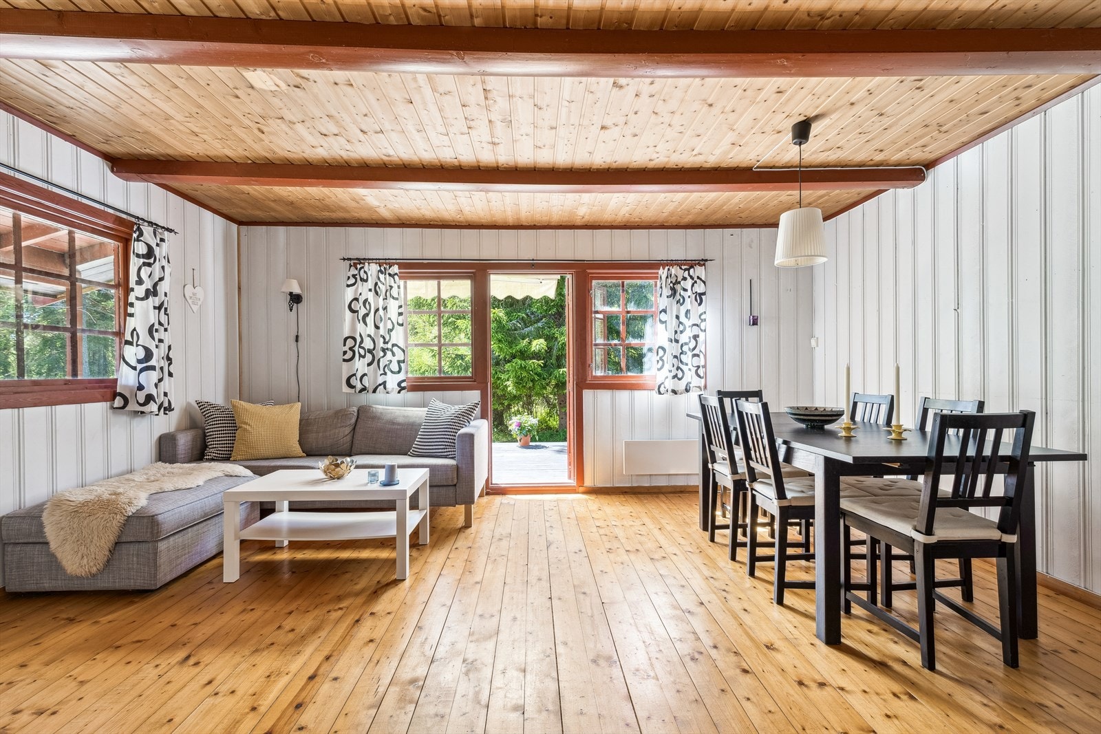 Koselig stue med utgang til terrassen Galleribilde