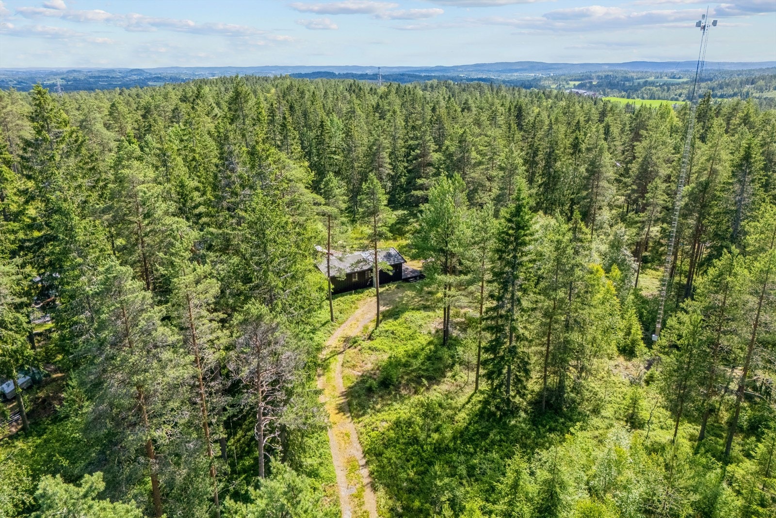 Eiendommen har bilvei helt frem, med mulighet for å parkere ved hytta Galleribilde