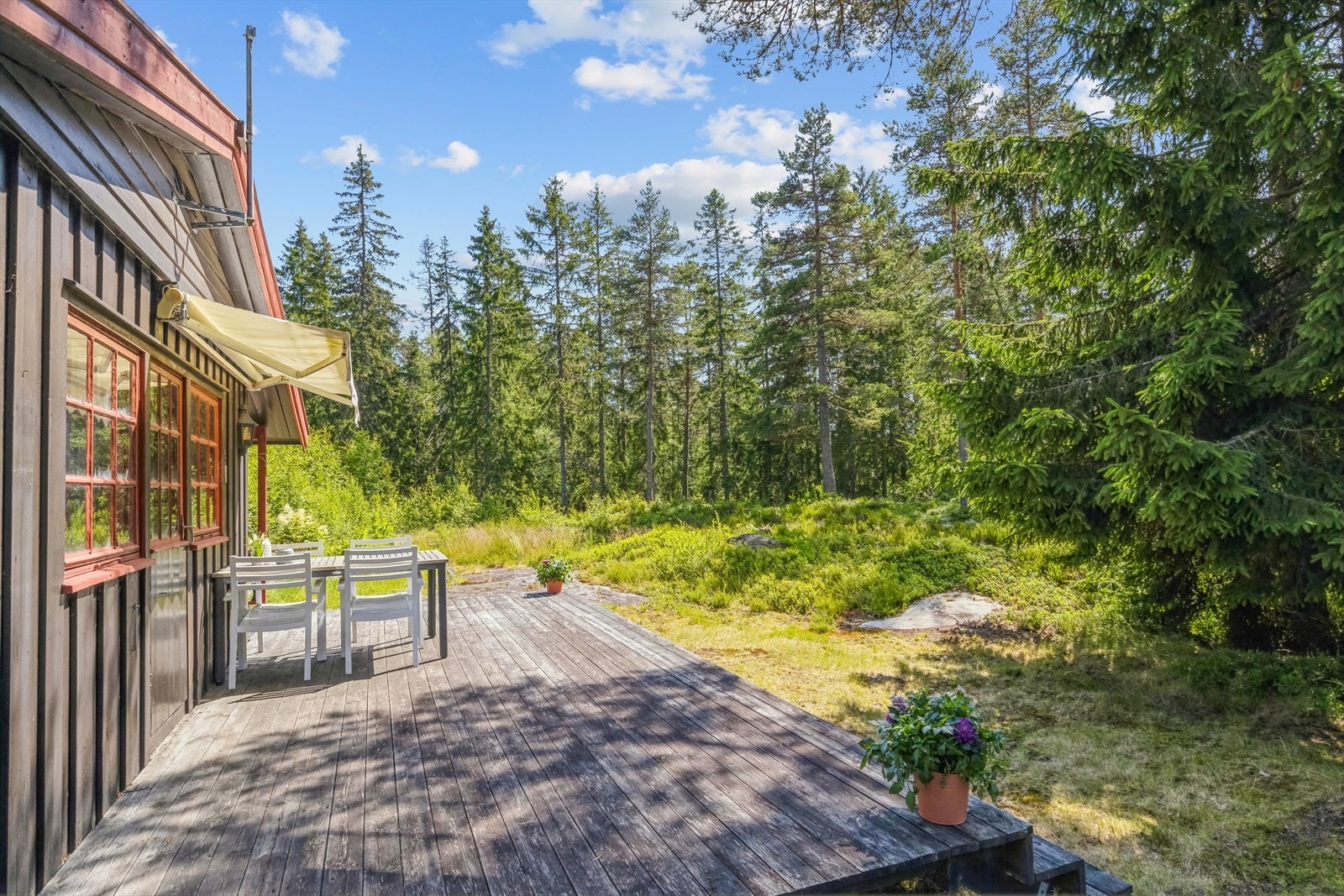 Vestvendt terrasse på hele 28 kvm gir mulighet for å nyte solen og utsikt mot skogsområdet Galleribilde