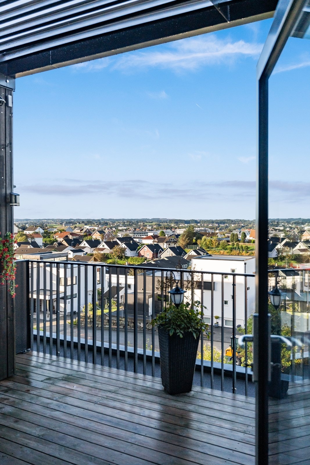 Stuen har direkte utgang til en overbygd terrasse med god plass til utemøbler og tilgang til en liten bod for oppbevaring. Galleribilde