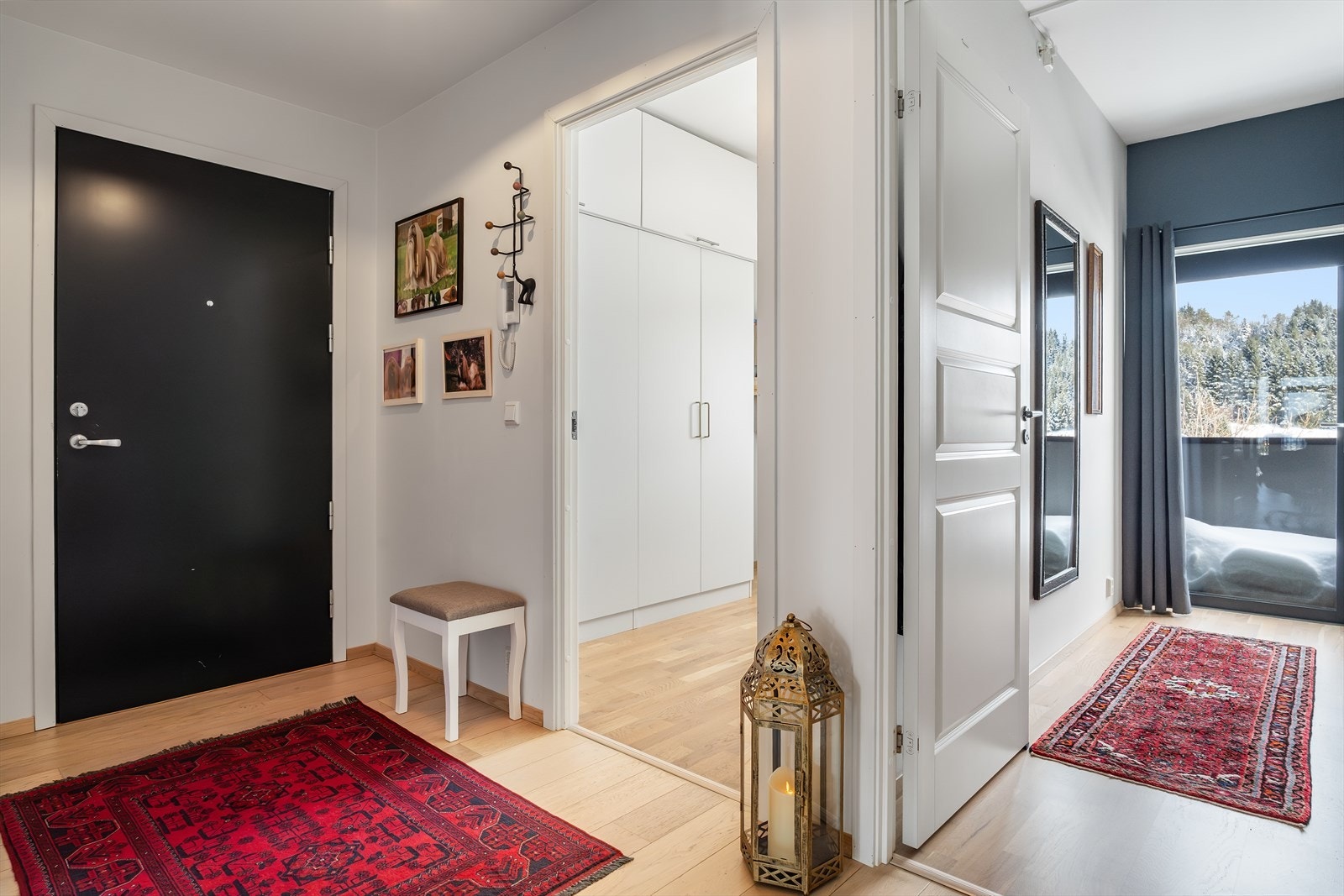 Velkommen inn! Leiligheten har en gjennomtenkt planløsning med stilrene fargevalg. Galleribilde