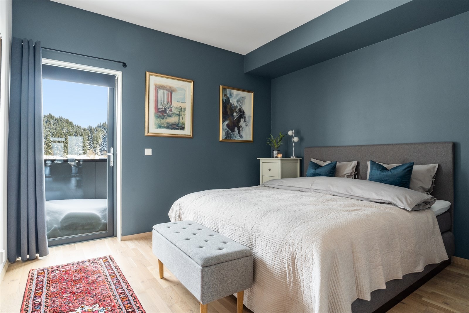 Hovedsoverommet har plass til dobbeltseng og har skyvedørsgarderobe. Utgang til balkong. Galleribilde