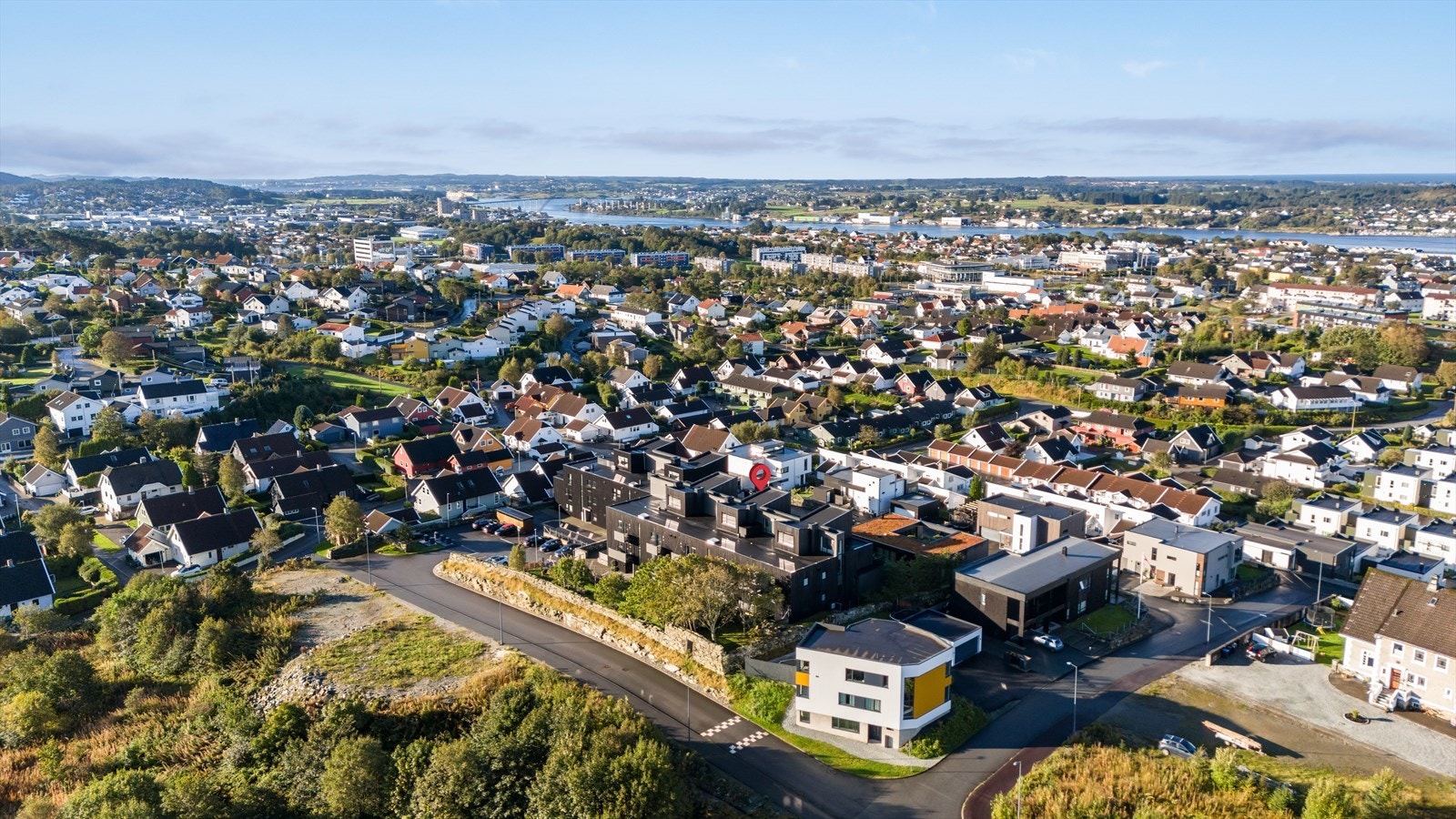 Boligen ligger tilbaketrukket til i et rolig boligområde uten gjennomgangstrafikk Galleribilde