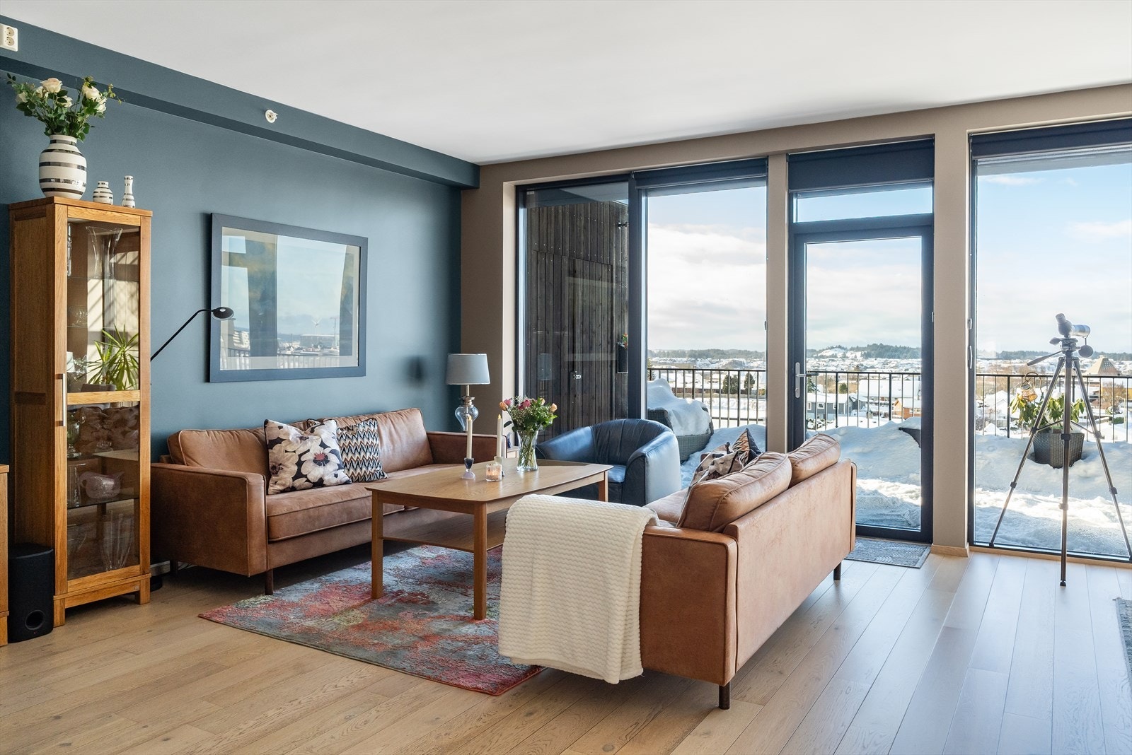 Romslig og lys stue med store vindusflater som slipper inn rikelig med naturlig lys. Herfra har man flott utsikt over byen. Galleribilde