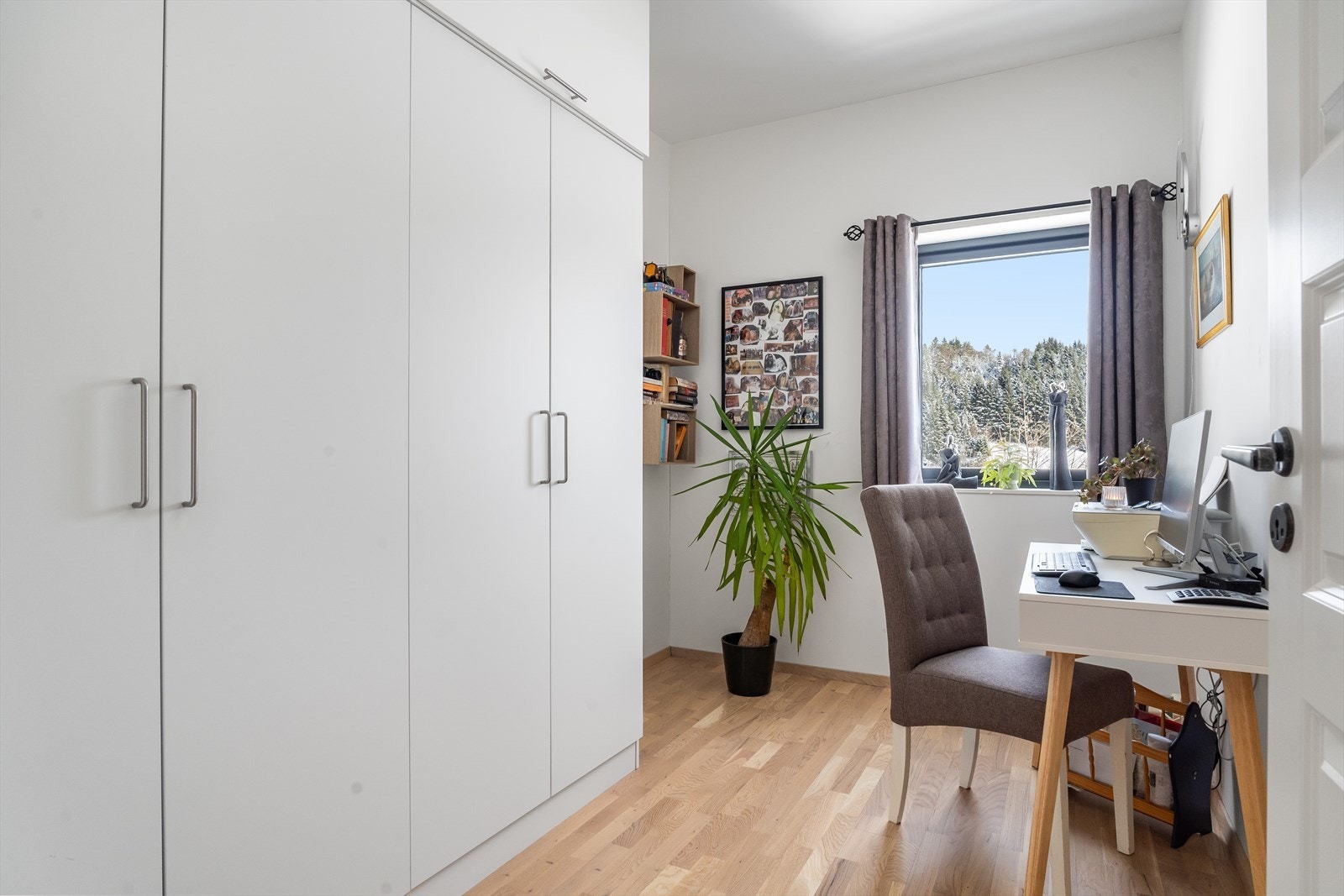 Det andre soverommet passer fint som barnerom, kontor eller gjesterom. God skapplass. Galleribilde