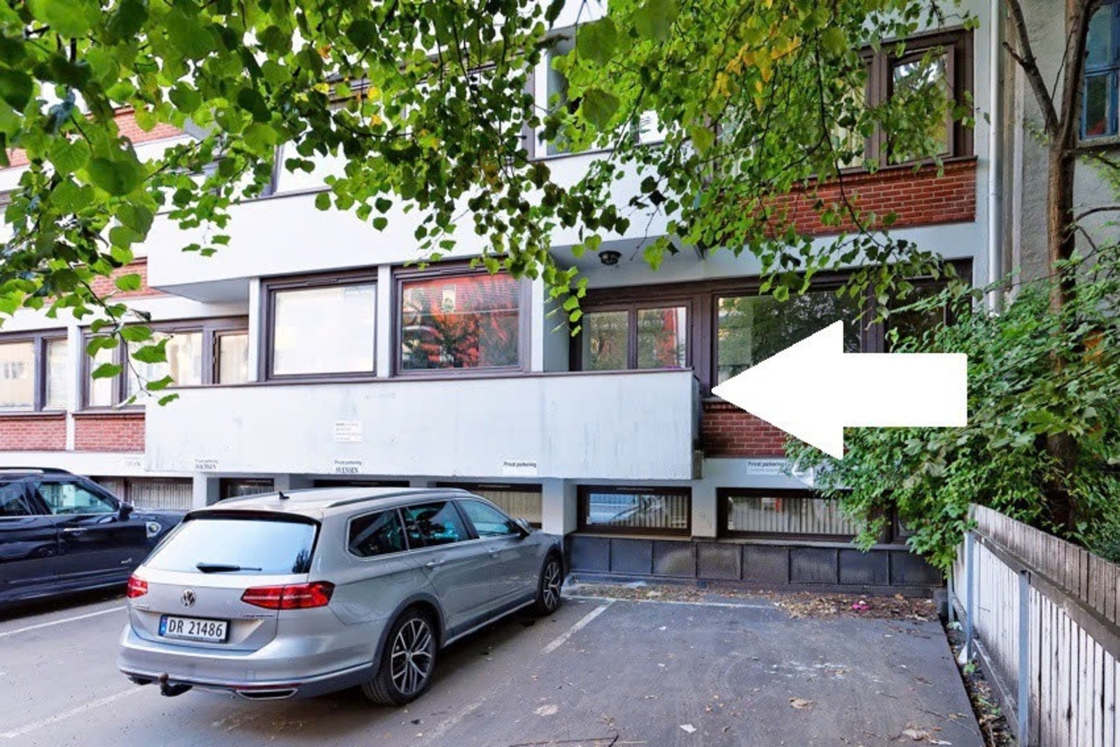 Fra stue/kjøkken er det utgang til en hyggelig vestvendt balkong som ligger høyt og fritt. Galleribilde