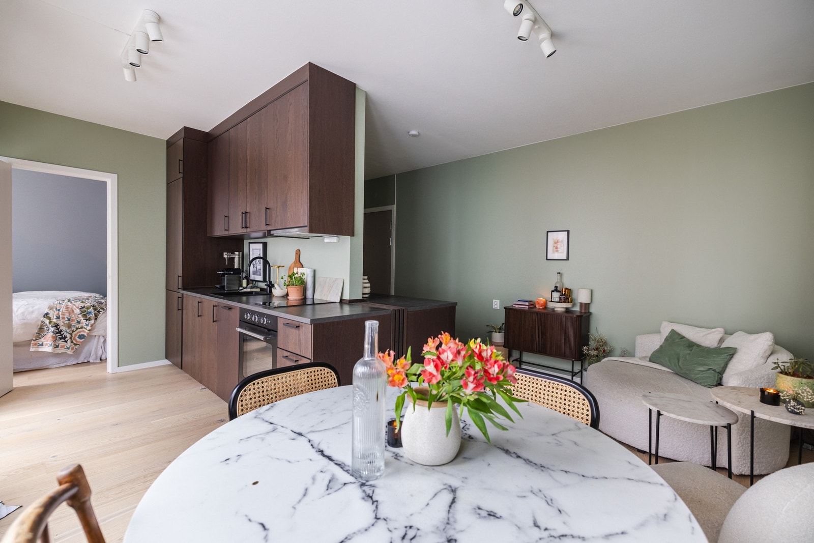 Alle flater ble malt, nytt gulv, nye skap, nytt kjøkken med hvitevarer, nye panelovner, ny belysning og delvis nytt elektrisk anlegg i 2024/2025. Galleribilde