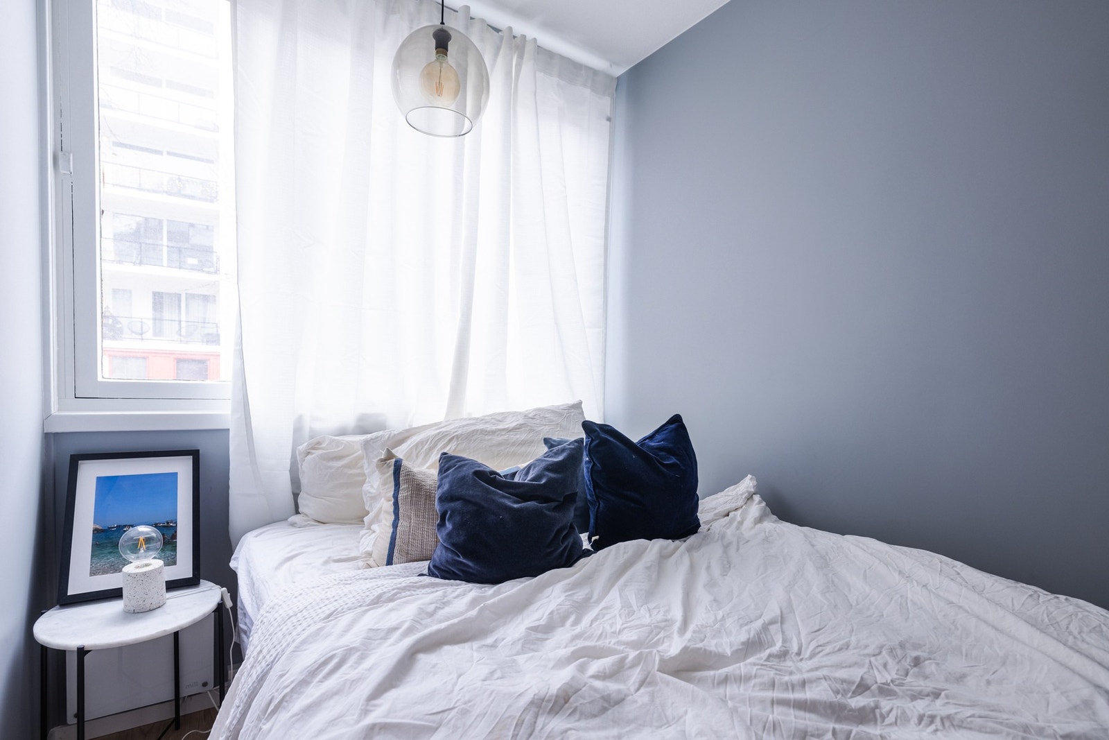 Soverommet er malt i en behagelig blå farge. Galleribilde