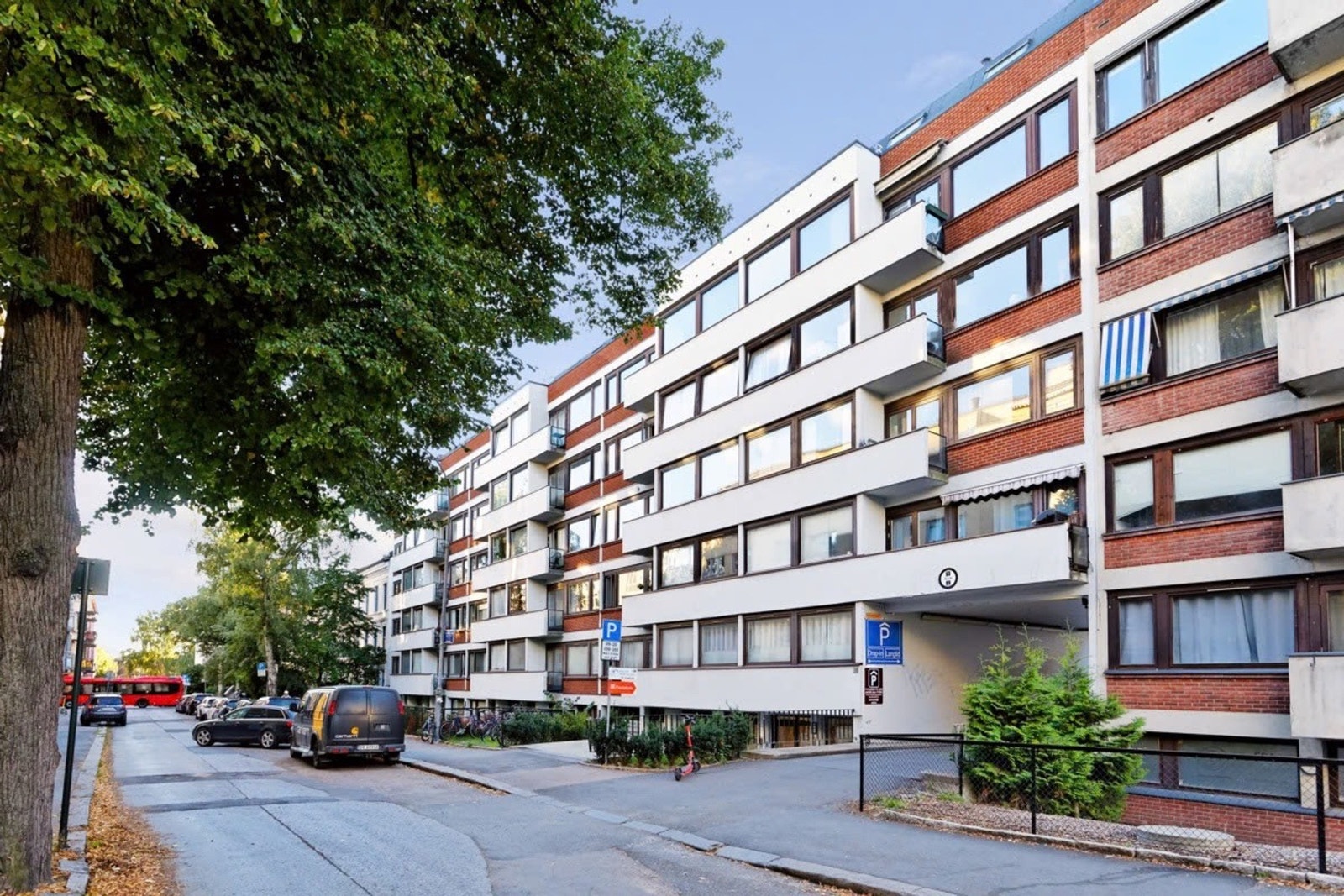 Fasade - Boligen ligger midt på kollektivknutepunktet Majorstuen, men tilbaketrukket i bakgården i en enveiskjørt gate. Galleribilde