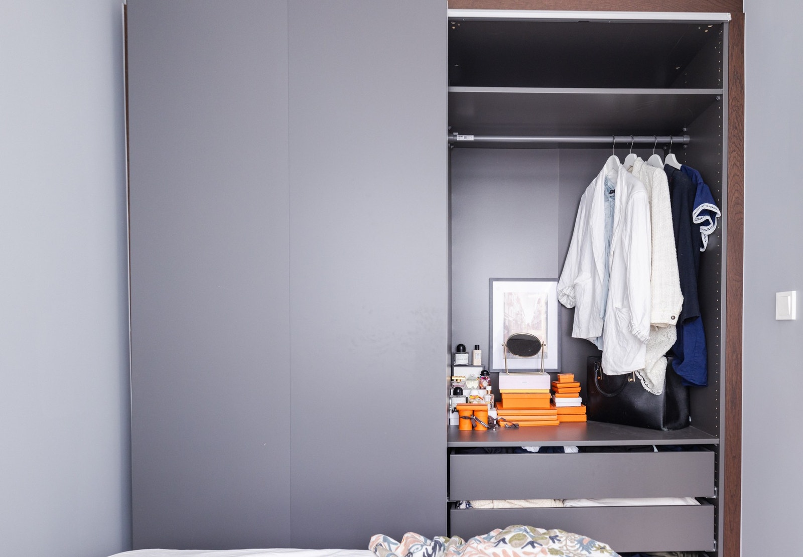 Stort praktisk skap på soverom. Galleribilde