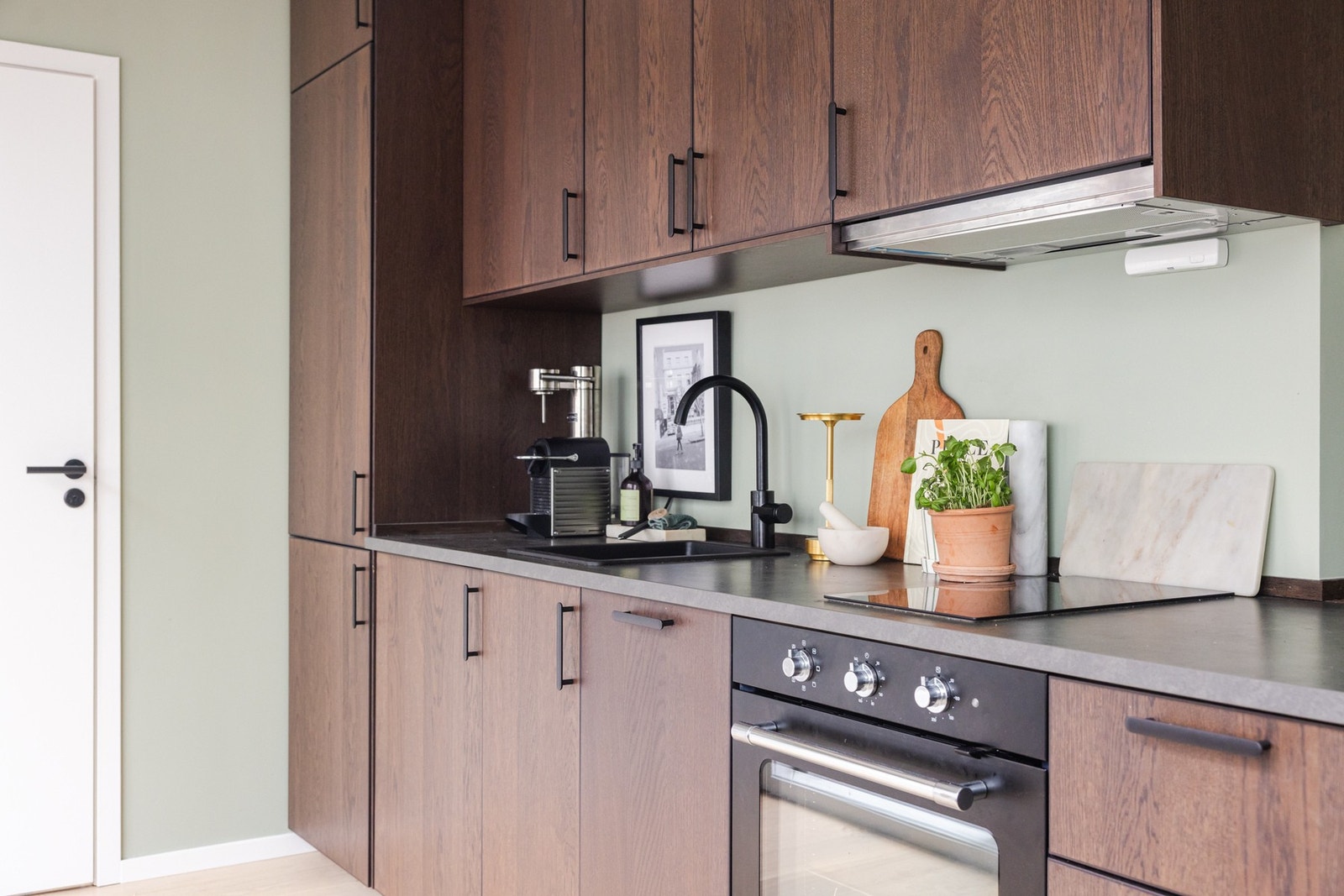 Ventilator i overskap med kullfilter. Kjøkkenet har automatisk lekkasjevarsler og komfyrvakt. Galleribilde