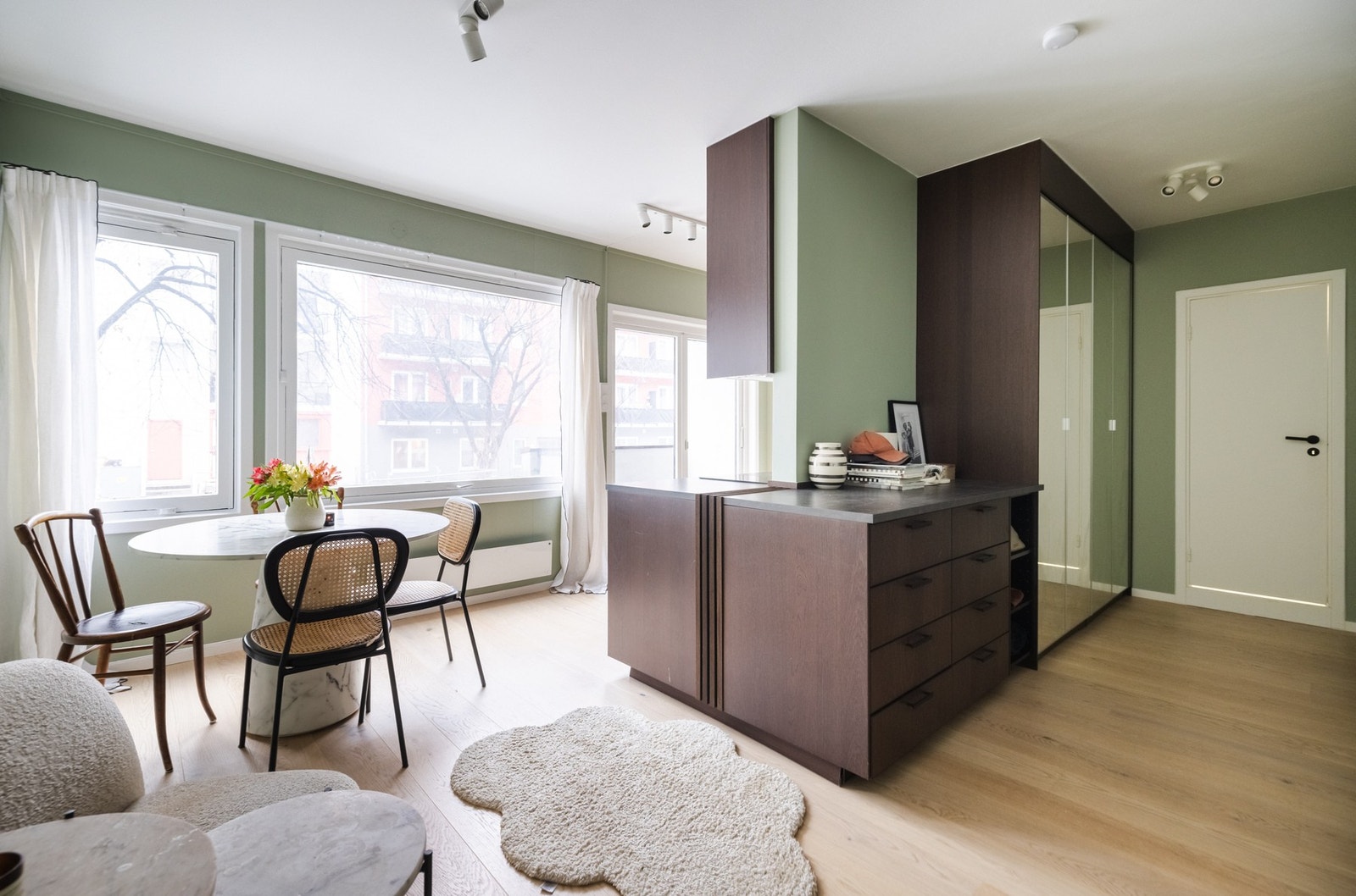 Velkommen til en innbydende og arealeffektiv 2-roms sentralt beliggende på Majorstuen. Galleribilde