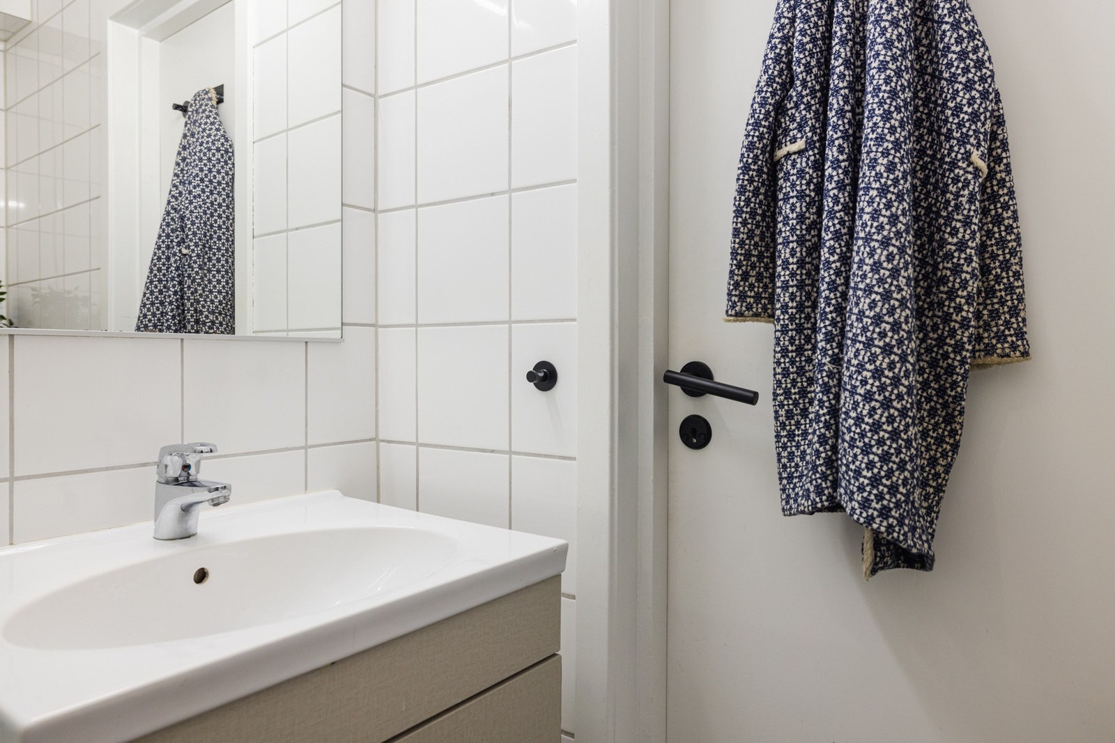 Vegghengt servantskap med og ovenpåliggende servant i porselen. Galleribilde