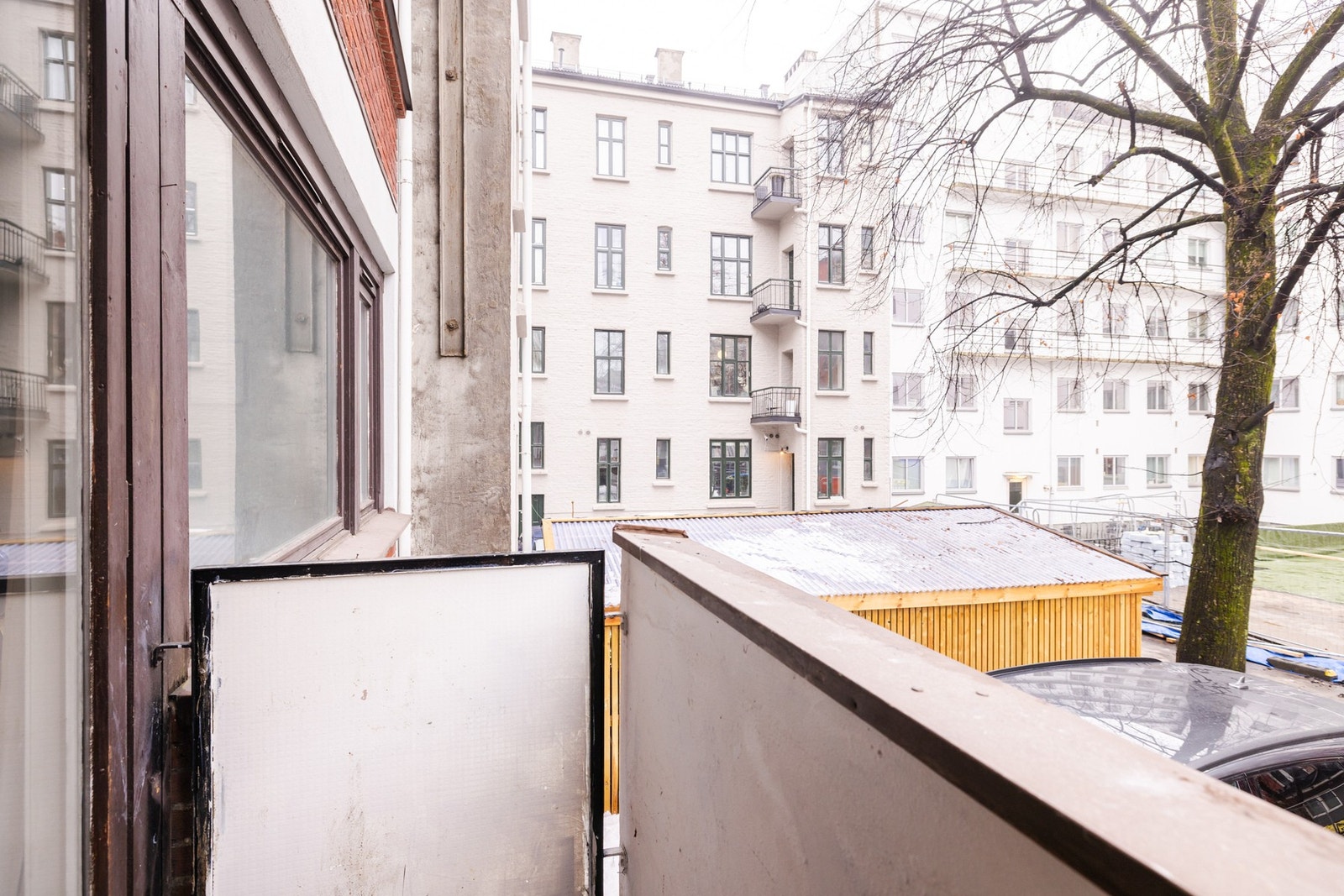 Balkongen vender ut mot rolig bakgård. Galleribilde