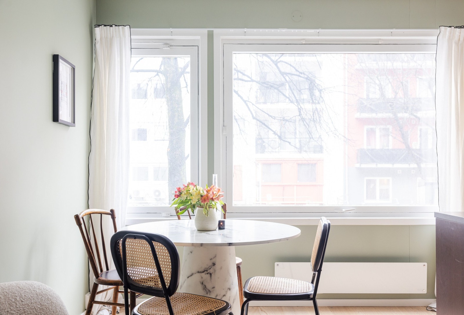 Store vinduer gjør leiligheten rik på naturlig lys. Galleribilde