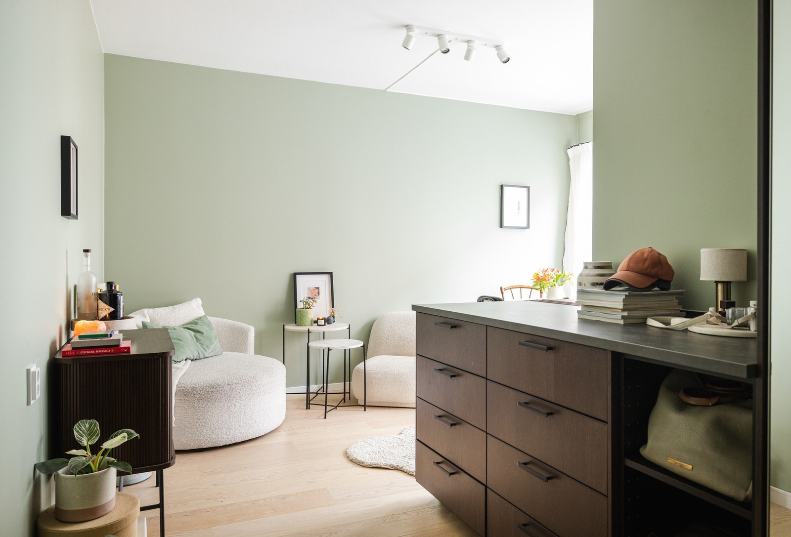 Rikelig med både benk og skapplass i boligen. Galleribilde