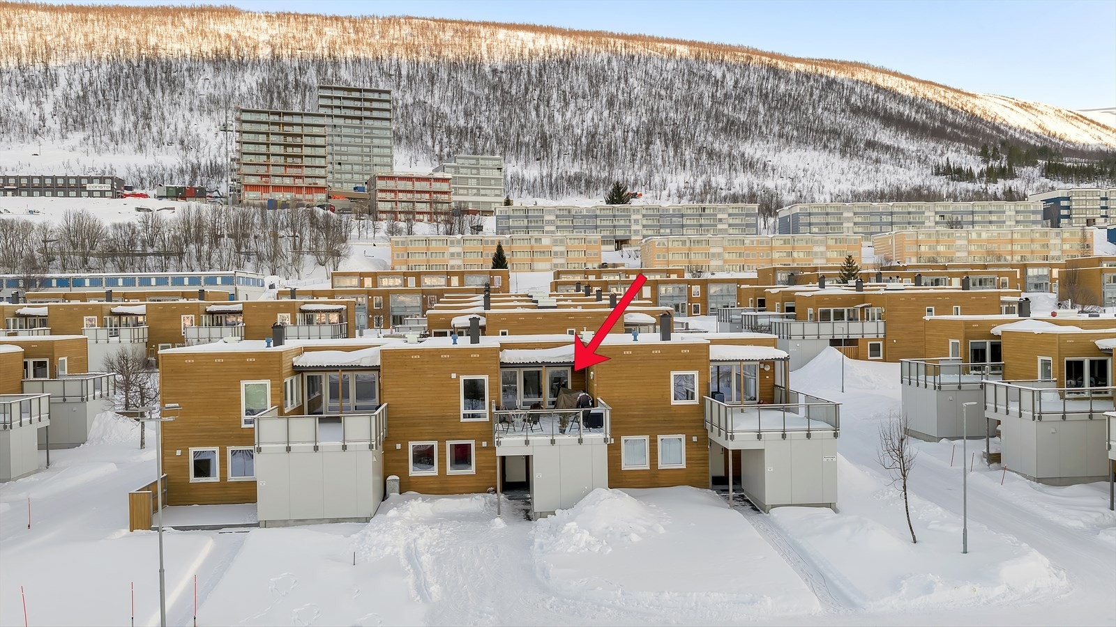 Boligen har meget god intern beliggenhet, nederst i rekken med vestvendt utsikt. En sjelden mulighet! Galleribilde