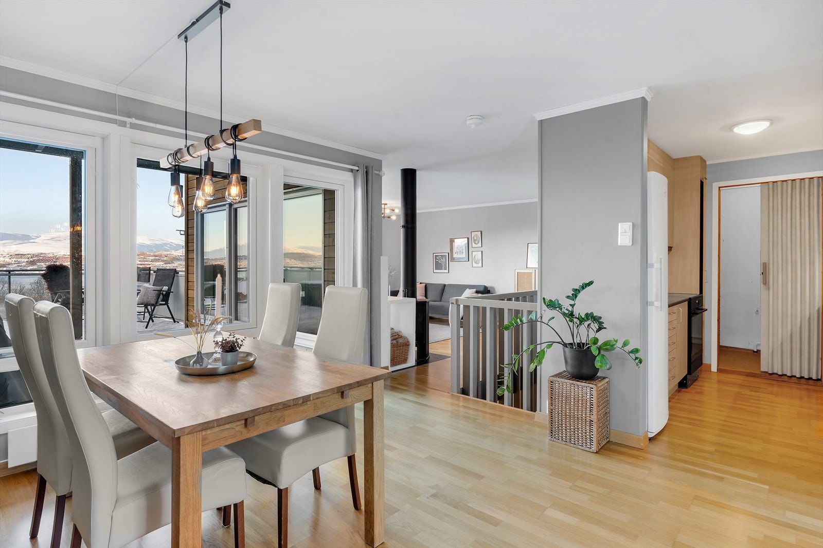 Her får du en åpen og luftig spisestue med god plass til stor spisegruppe. Galleribilde