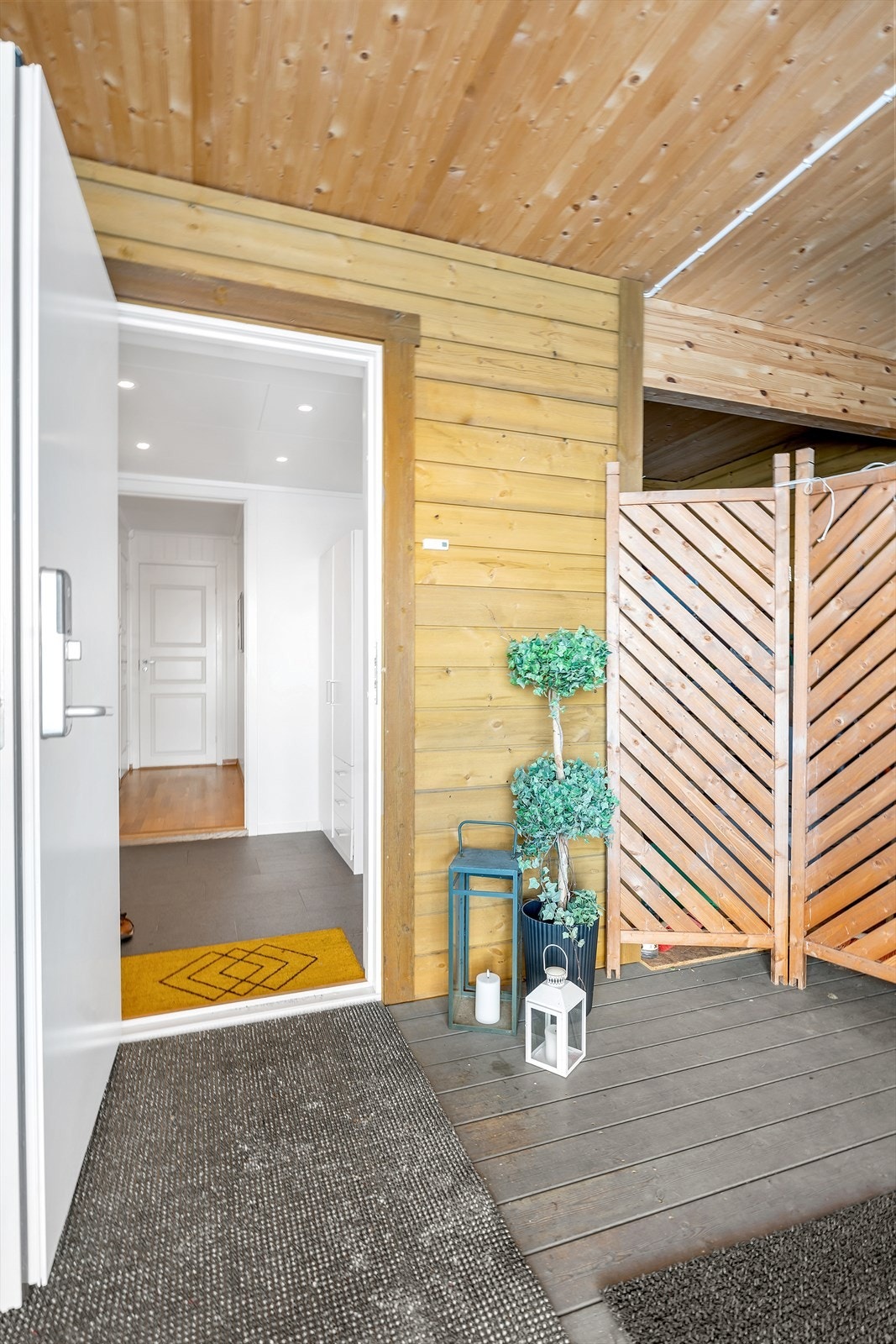 Flott inngangsparti med platting av tre. Galleribilde