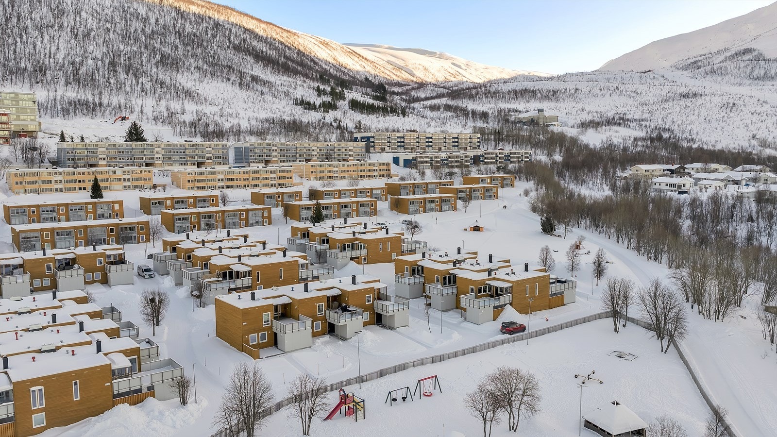 Ved inngangen er det en stor sportsbod med masse lagringsplass. Galleribilde