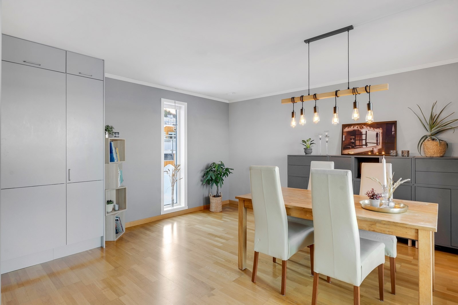 Den romslige spisestuen egner seg perfekt for for hyggelige sammenkomster og større selskap. Galleribilde