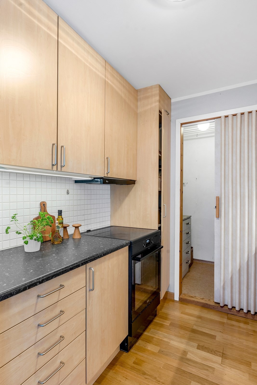 Flott kjøkken gjennomført med slette fronter, samt rikelig med skap- og benkeplass. Galleribilde