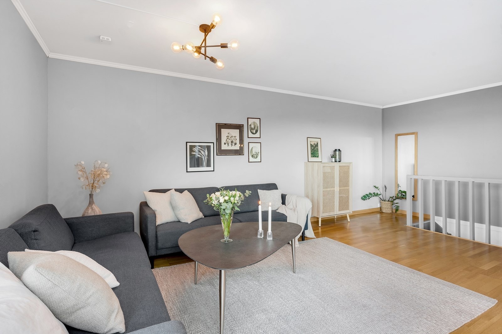 Gjennomgående tidsriktige overflater og lekkert parkettgulv, som bidrar til et stilrent preg. Galleribilde