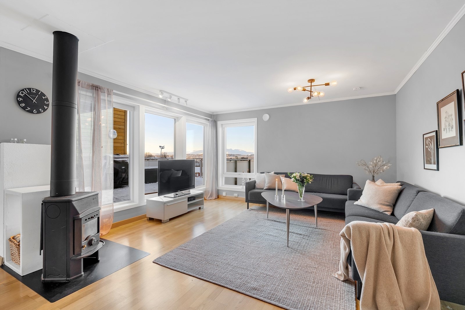 Lys og pen stue med rikelig lysinnslipp, behagelig fargevalg og vedovn/peis. Galleribilde