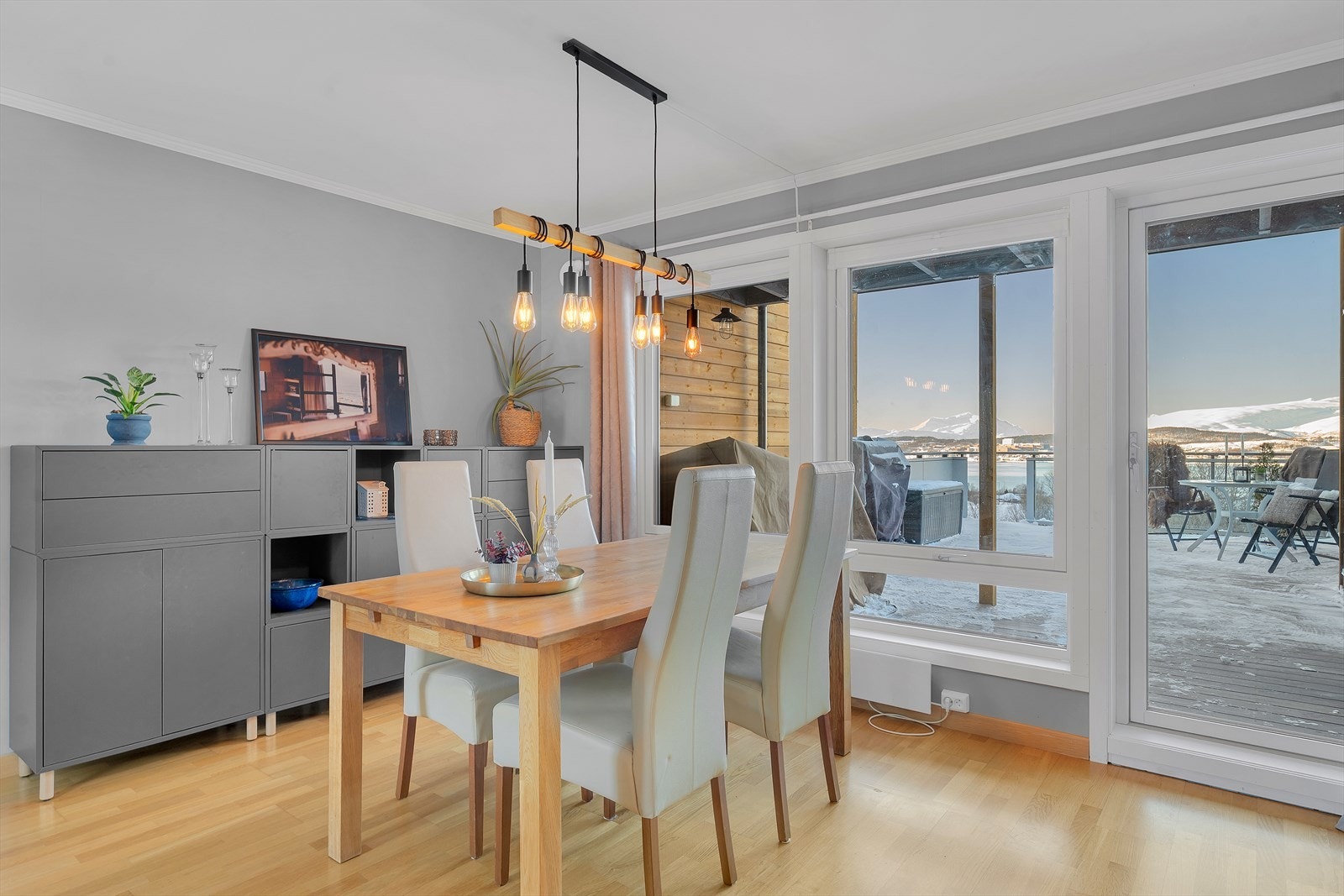 Fra spisestuen er det utgang til flott balkong. Galleribilde