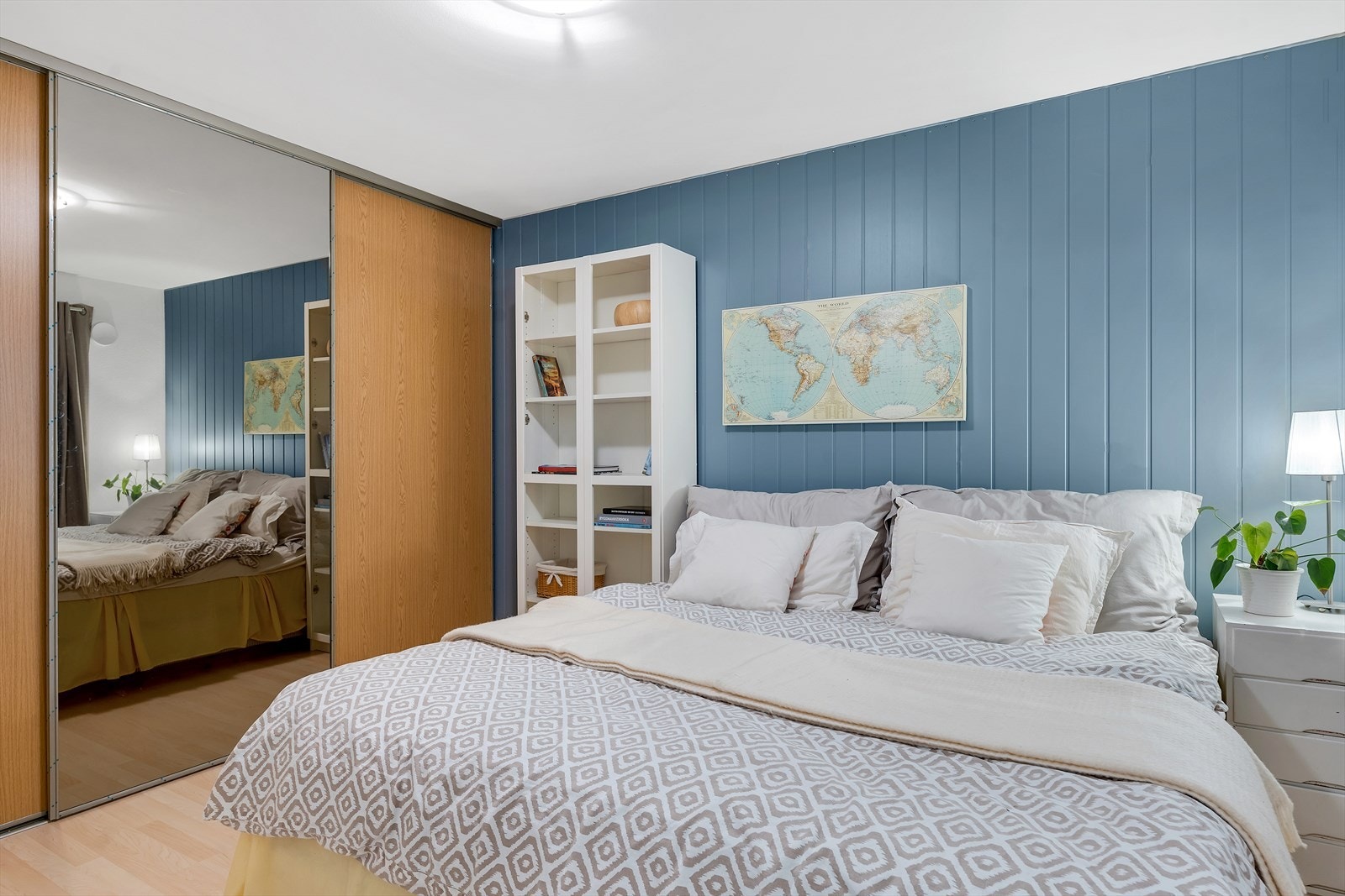 Romslig soverom 1 med god plass til stor seng, samt innredet med praktisk garderobeskap. Galleribilde