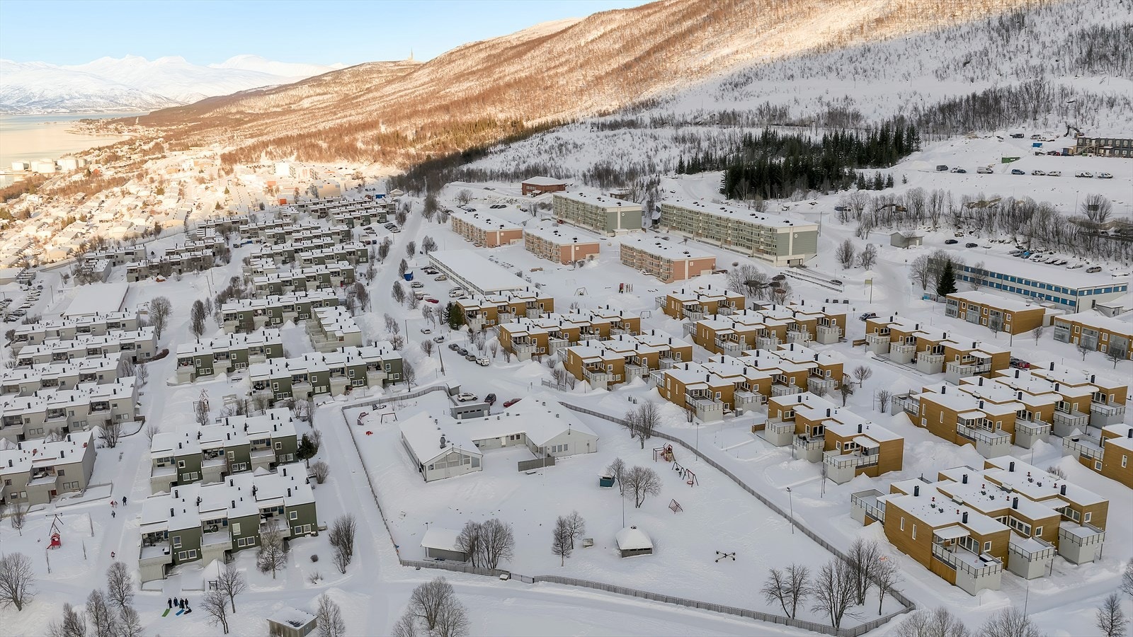 Borettslaget gjennomgikk en stor renovering i 2020-2021. Dette gjaldt bla. utskiftning av tak, ekstra isolasjon, vinduer, ytterdør, kledning og balkong. Galleribilde