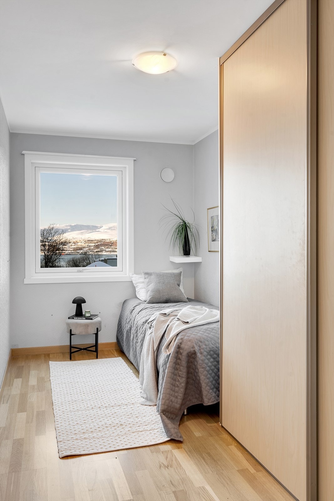 Soverom 2- med gode møbleringsmuligheter og praktisk garderobeskap. Galleribilde